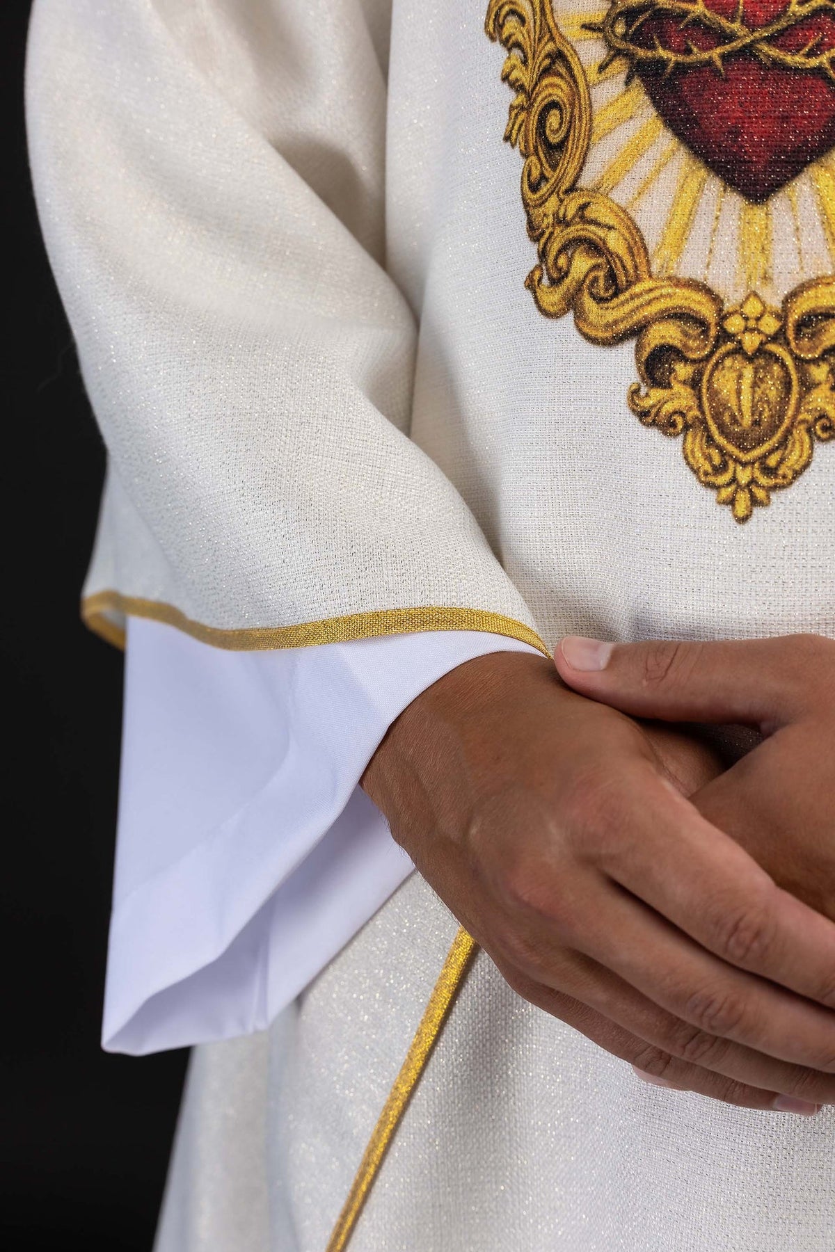 Casulla estampada con motivo del Sagrado Corazón de Jesús, marfil