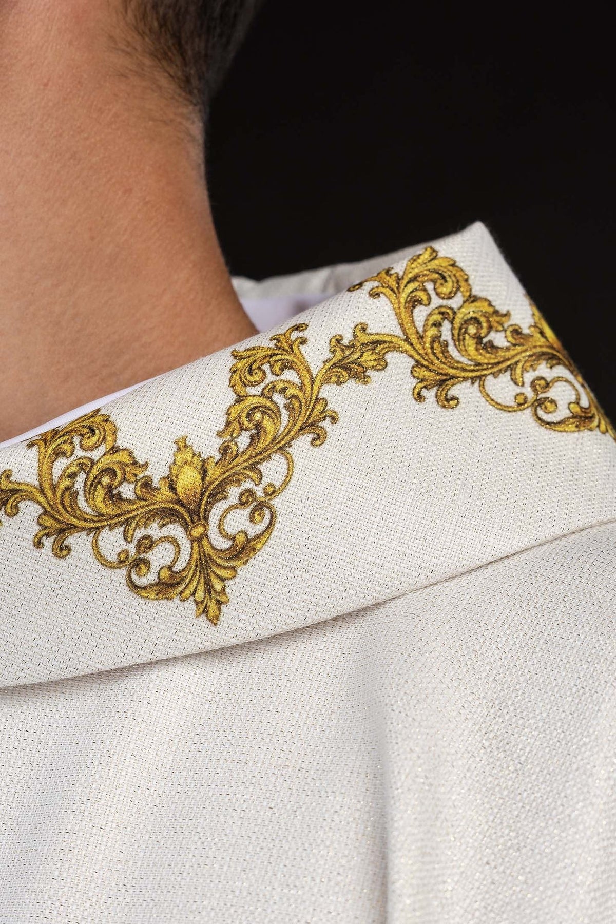 Casulla estampada con motivo del Sagrado Corazón de Jesús, marfil