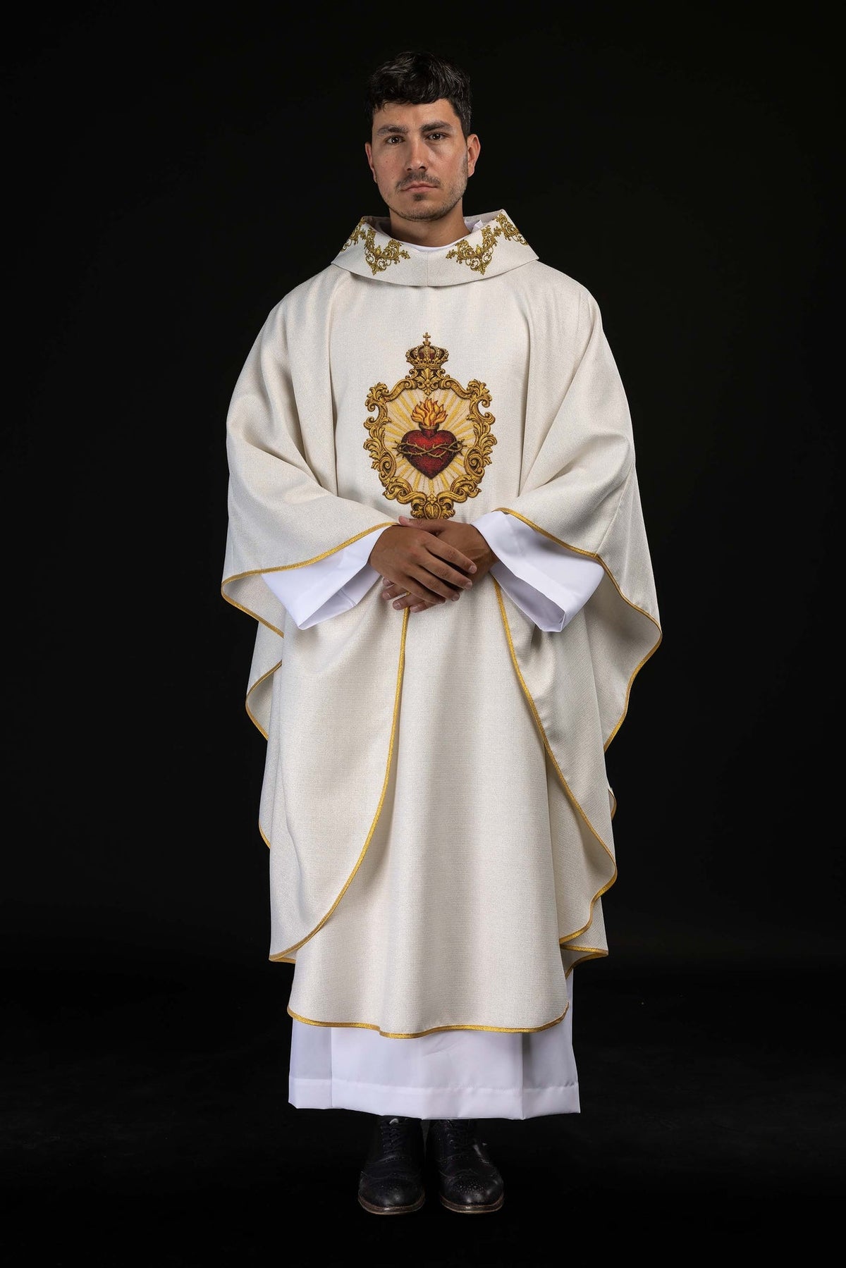 Casulla estampada con motivo del Sagrado Corazón de Jesús, marfil