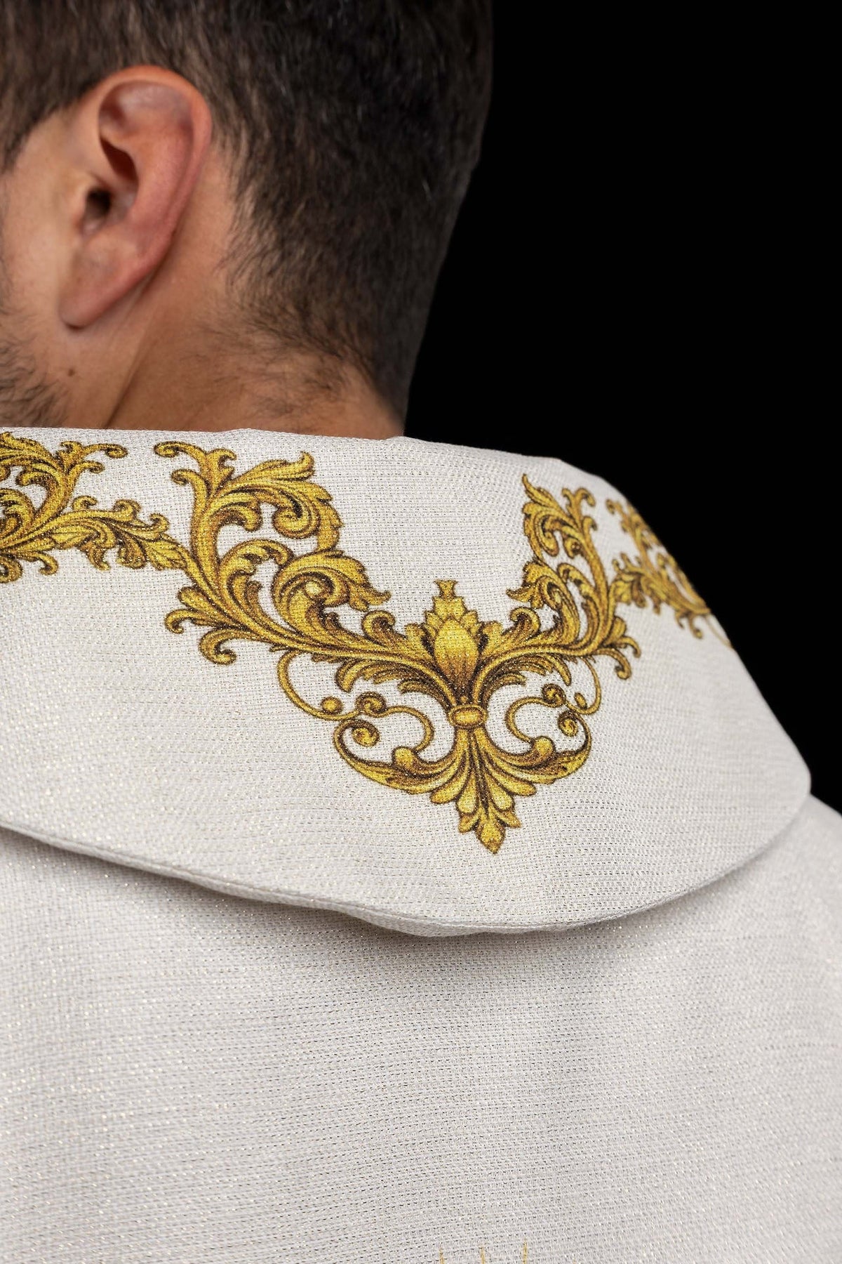 Casulla estampada con motivo del Sagrado Corazón de Jesús, marfil