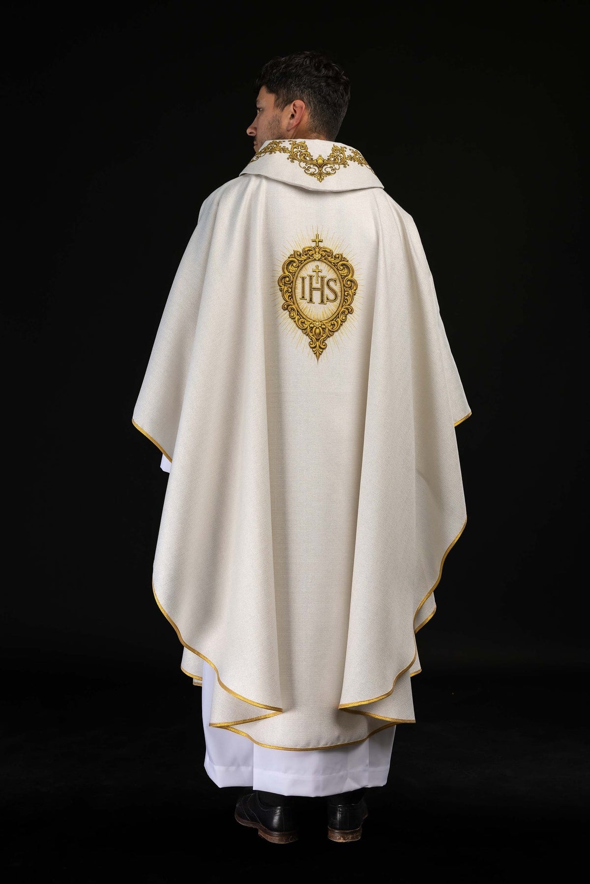 Casulla estampada con motivo del Sagrado Corazón de Jesús, marfil