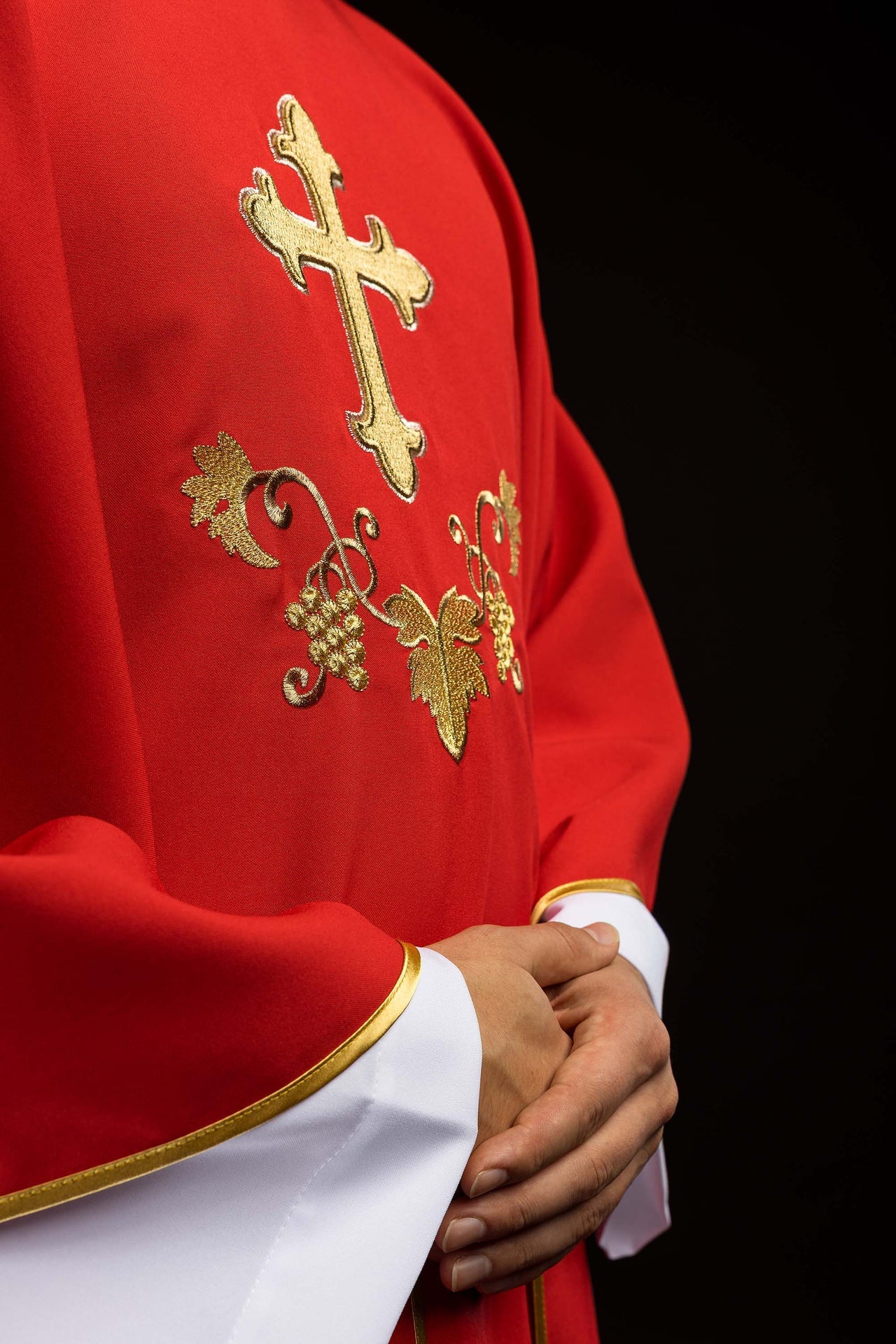 Casulla bordada con el símbolo de la cruz y cuello ancho en color rojo