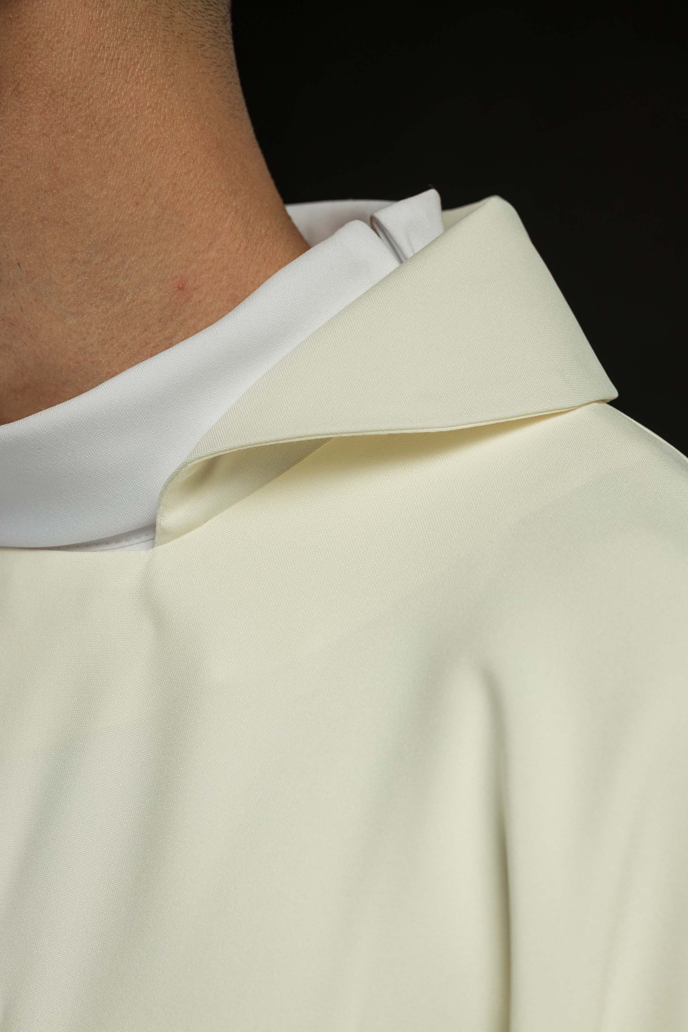 Casulla bordada de color crudo con una cruz y cuello ancho