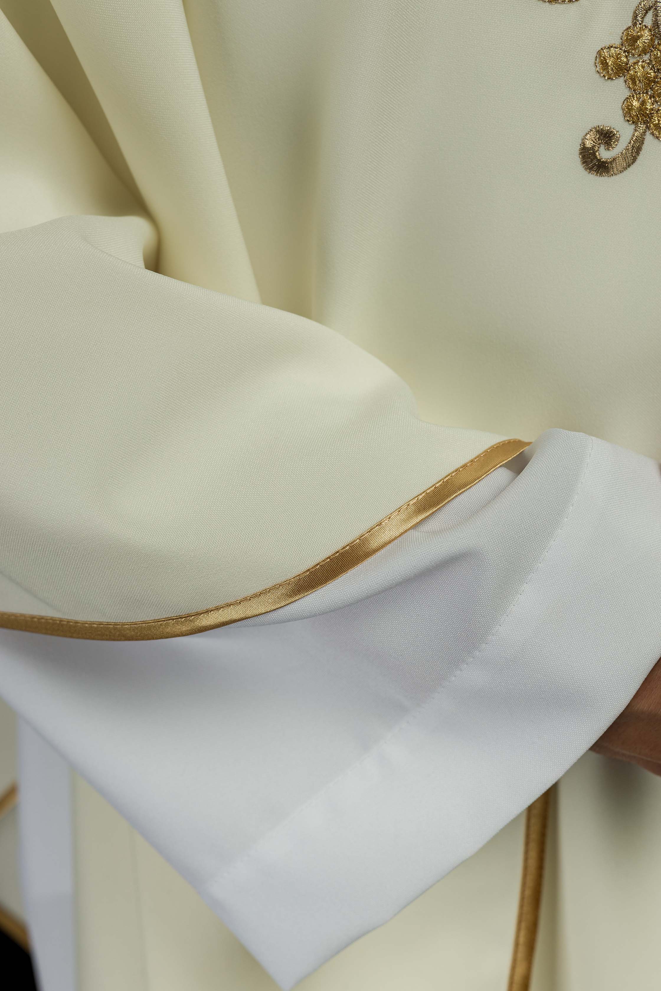 Casulla bordada de color crudo con una cruz y cuello ancho