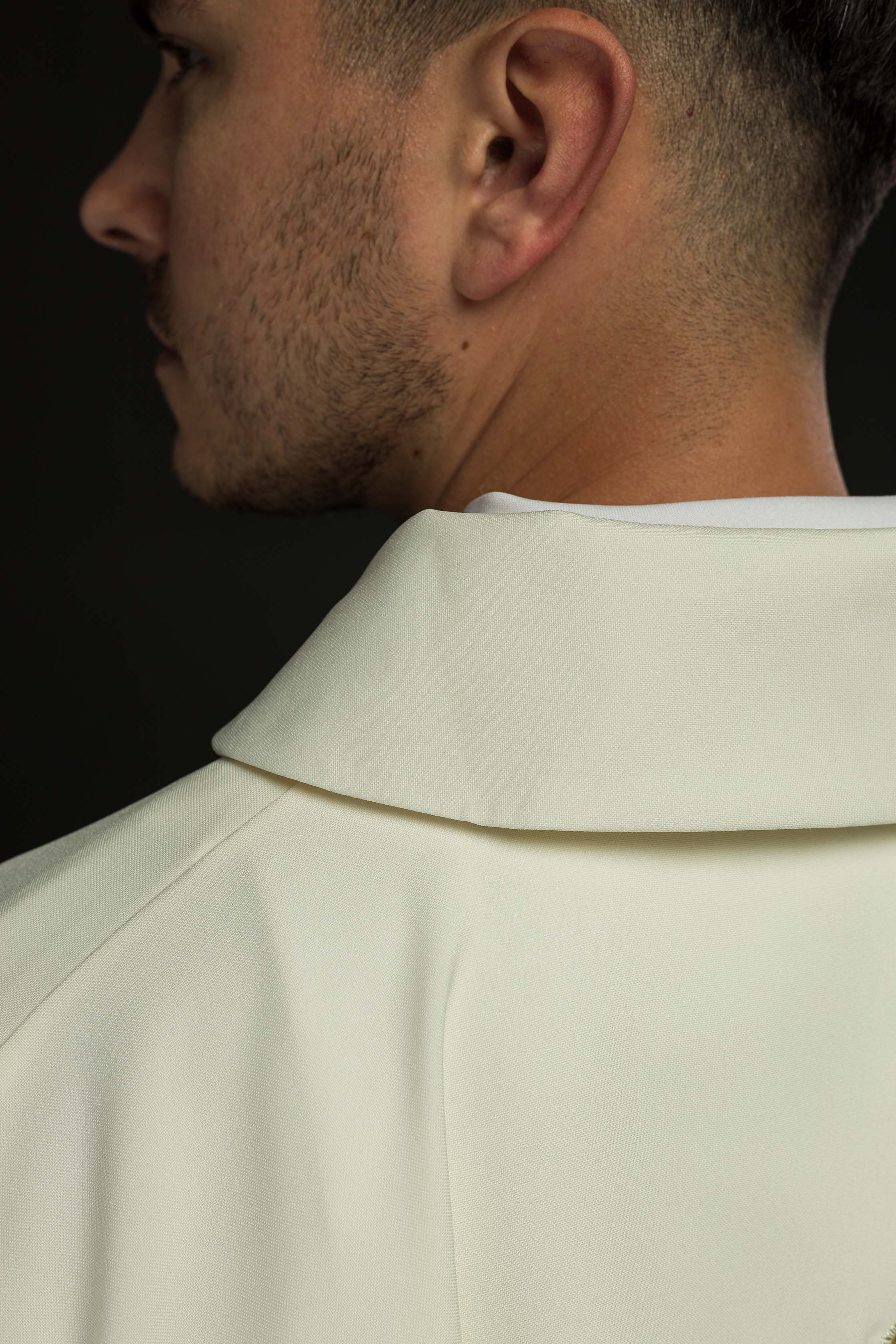 Casulla bordada de color crudo con una cruz y cuello ancho