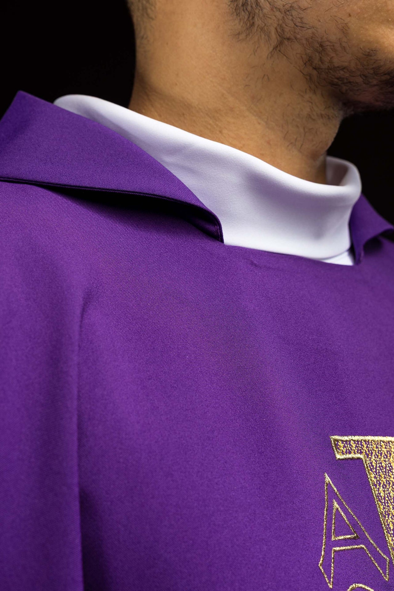Casulla bordada con el símbolo Alfa y Omega y cuello ancho en color morado