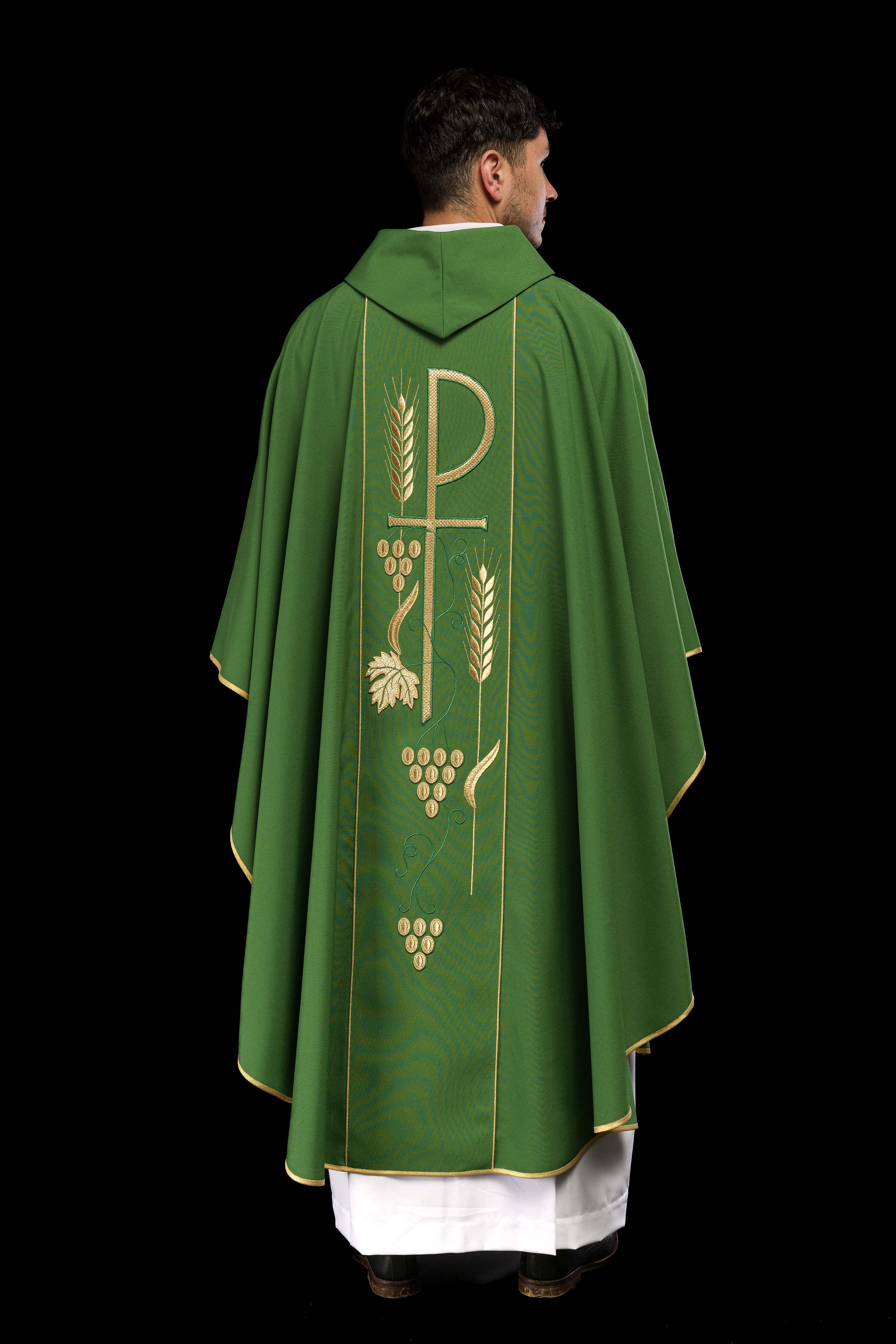 Casulla verde con bordado cáliz e IHS