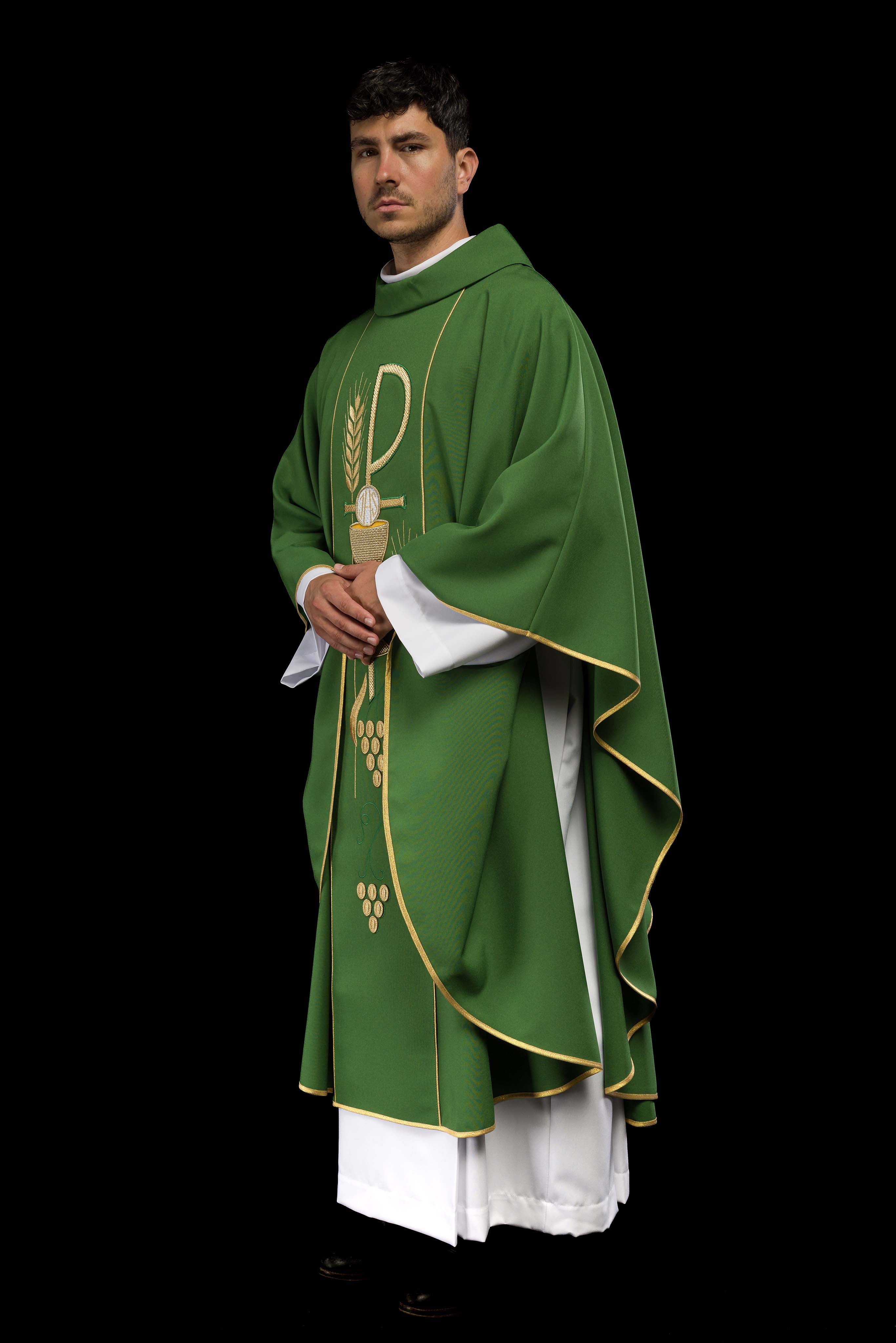 Casulla verde con bordado cáliz e IHS