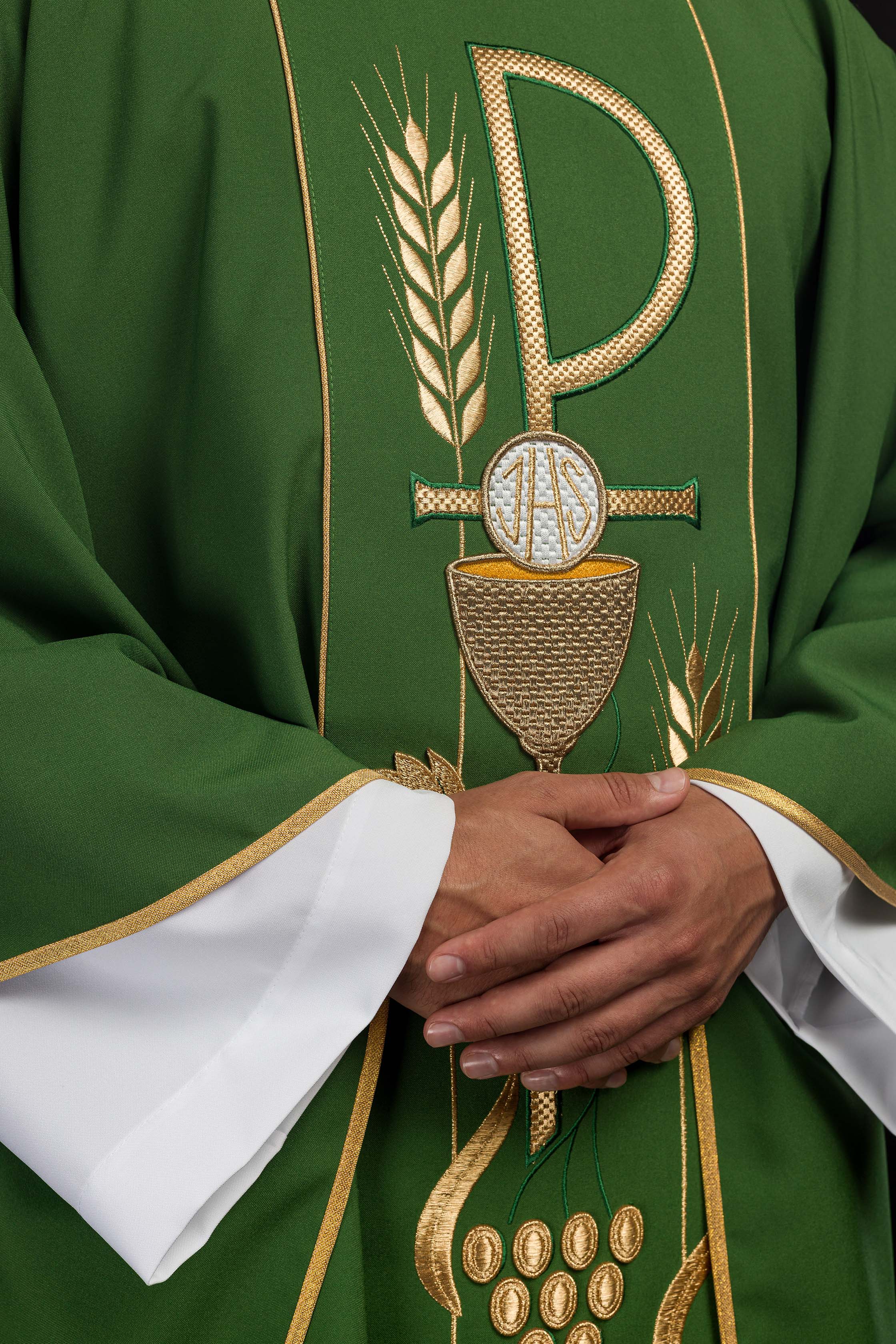 Casulla verde con bordado cáliz e IHS