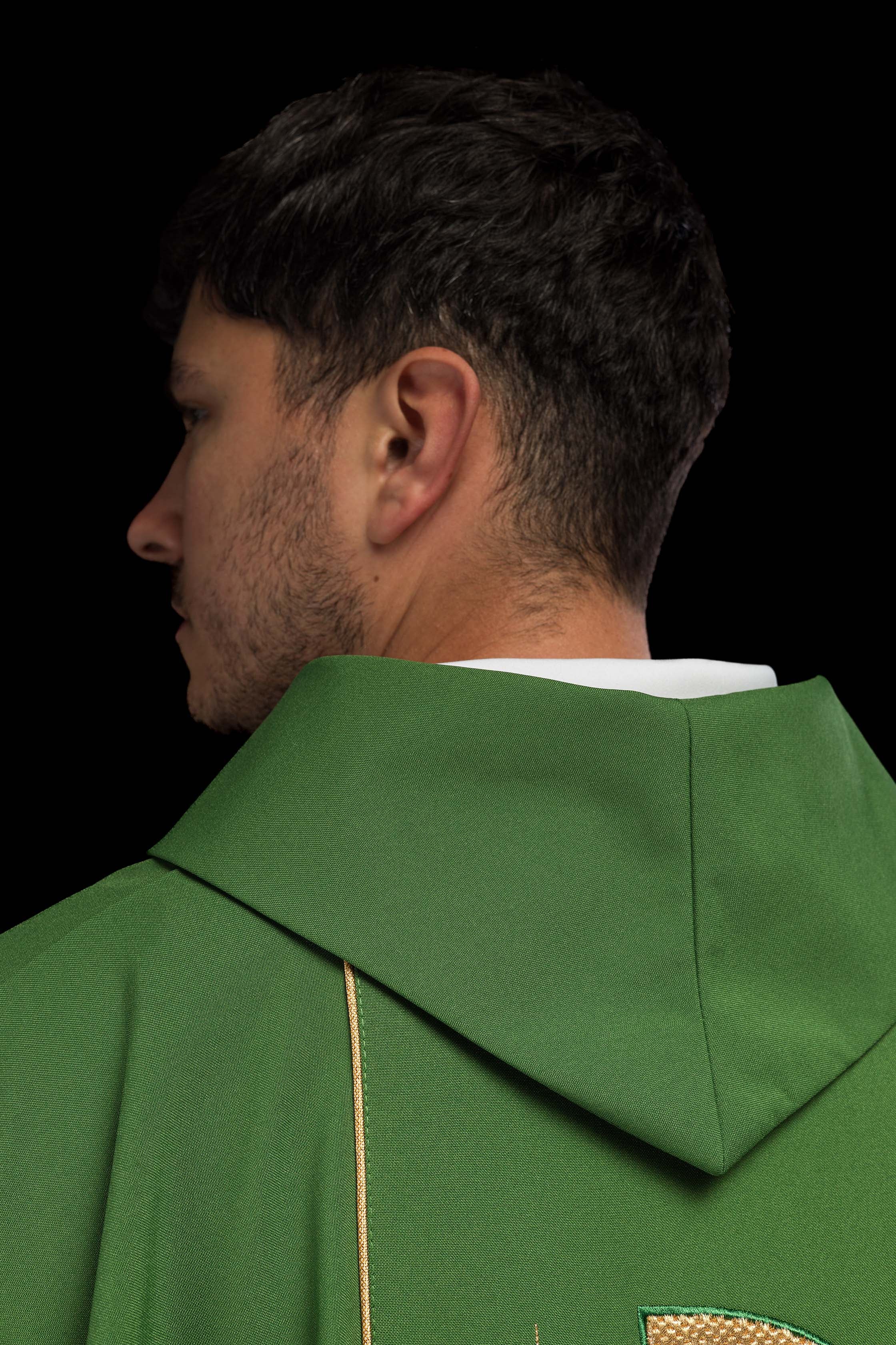 Casulla verde con bordado cáliz e IHS