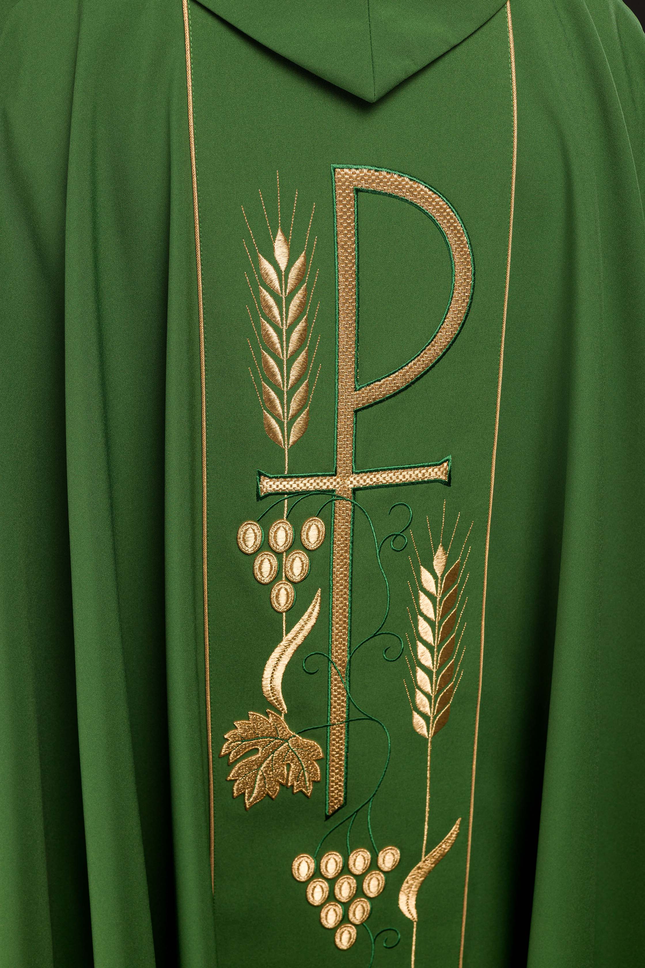 Casulla verde con bordado cáliz e IHS