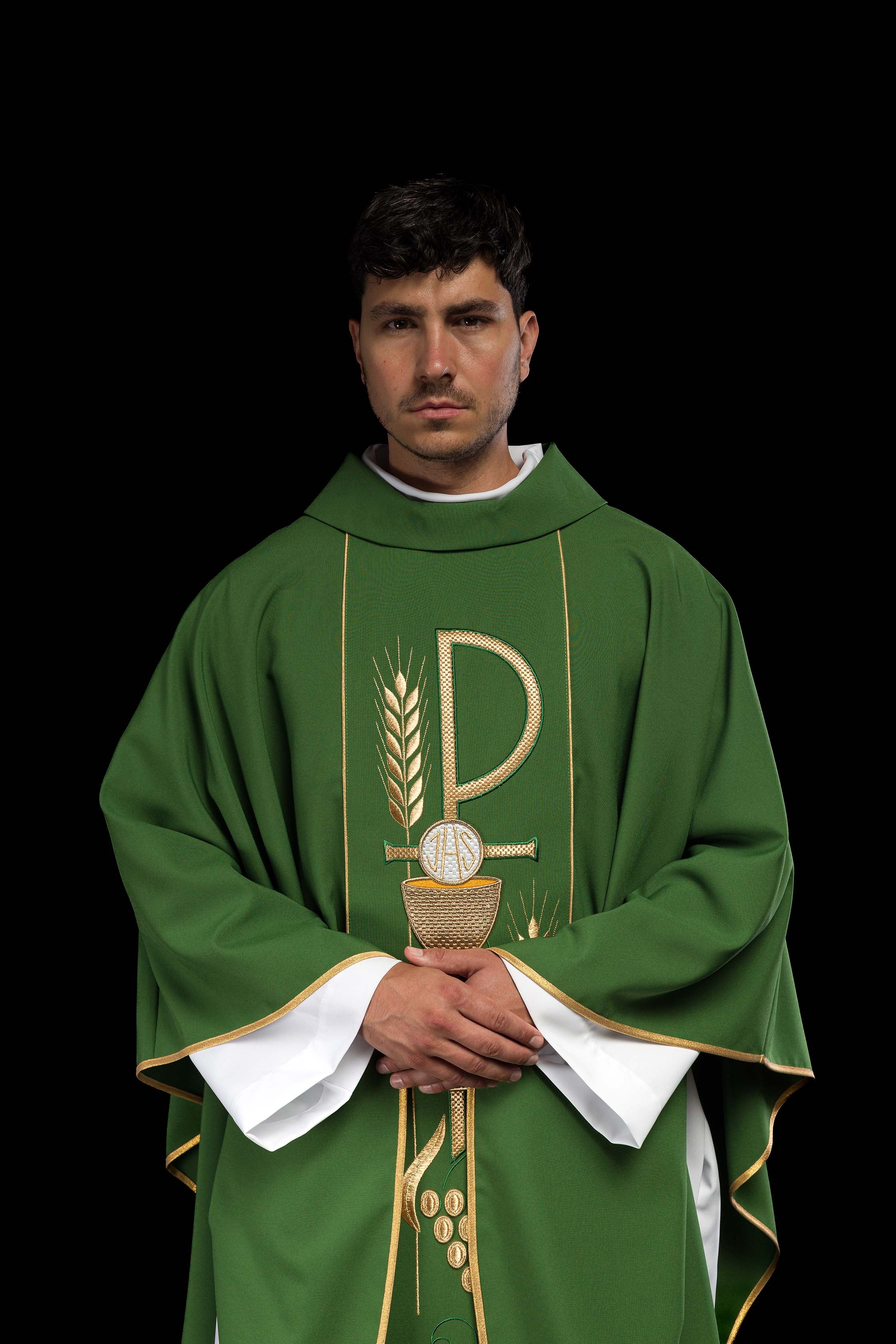 Casulla verde con bordado cáliz e IHS