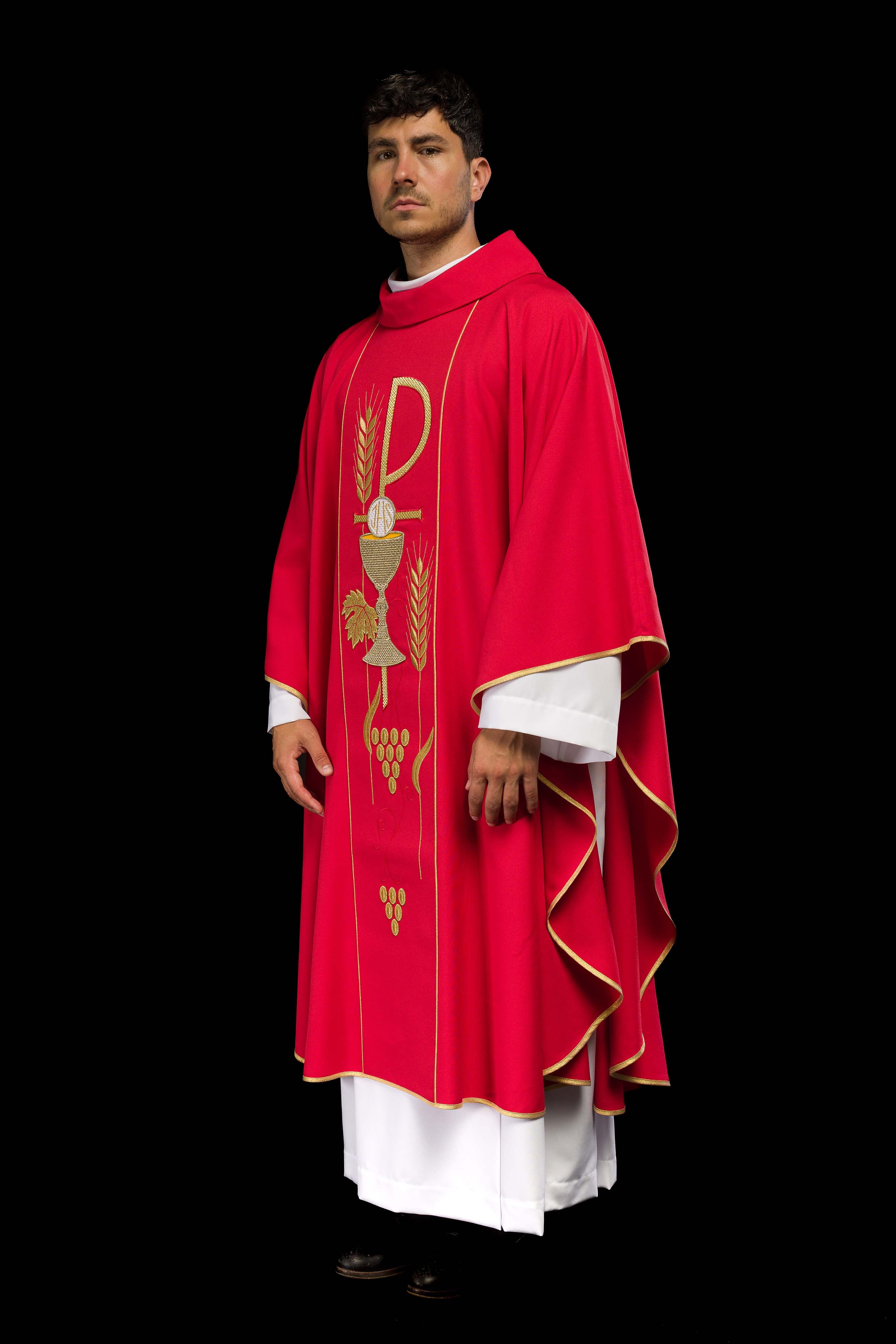 Casulla roja con bordado cáliz e IHS
