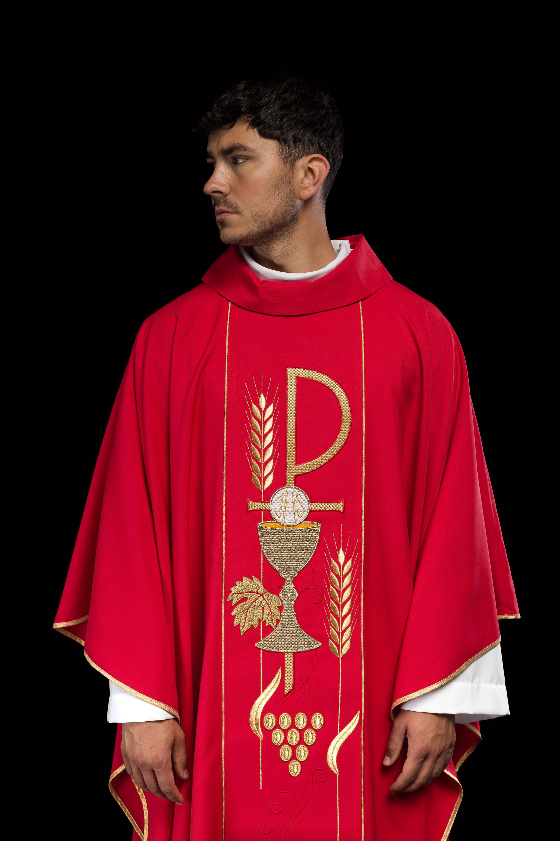 Casulla roja con bordado cáliz e IHS