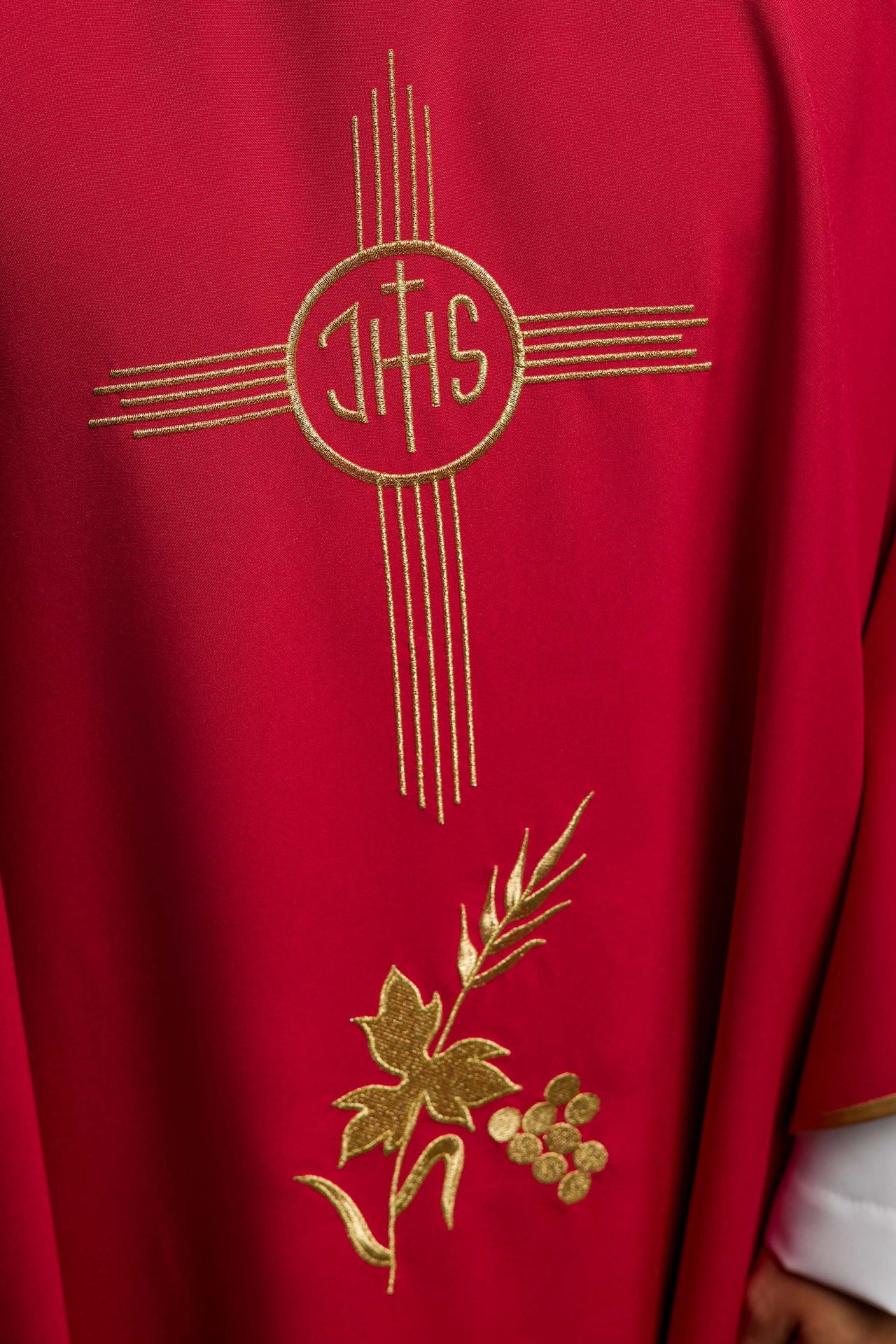 Casulla roja bordada con amplio cuello y motivo IHS