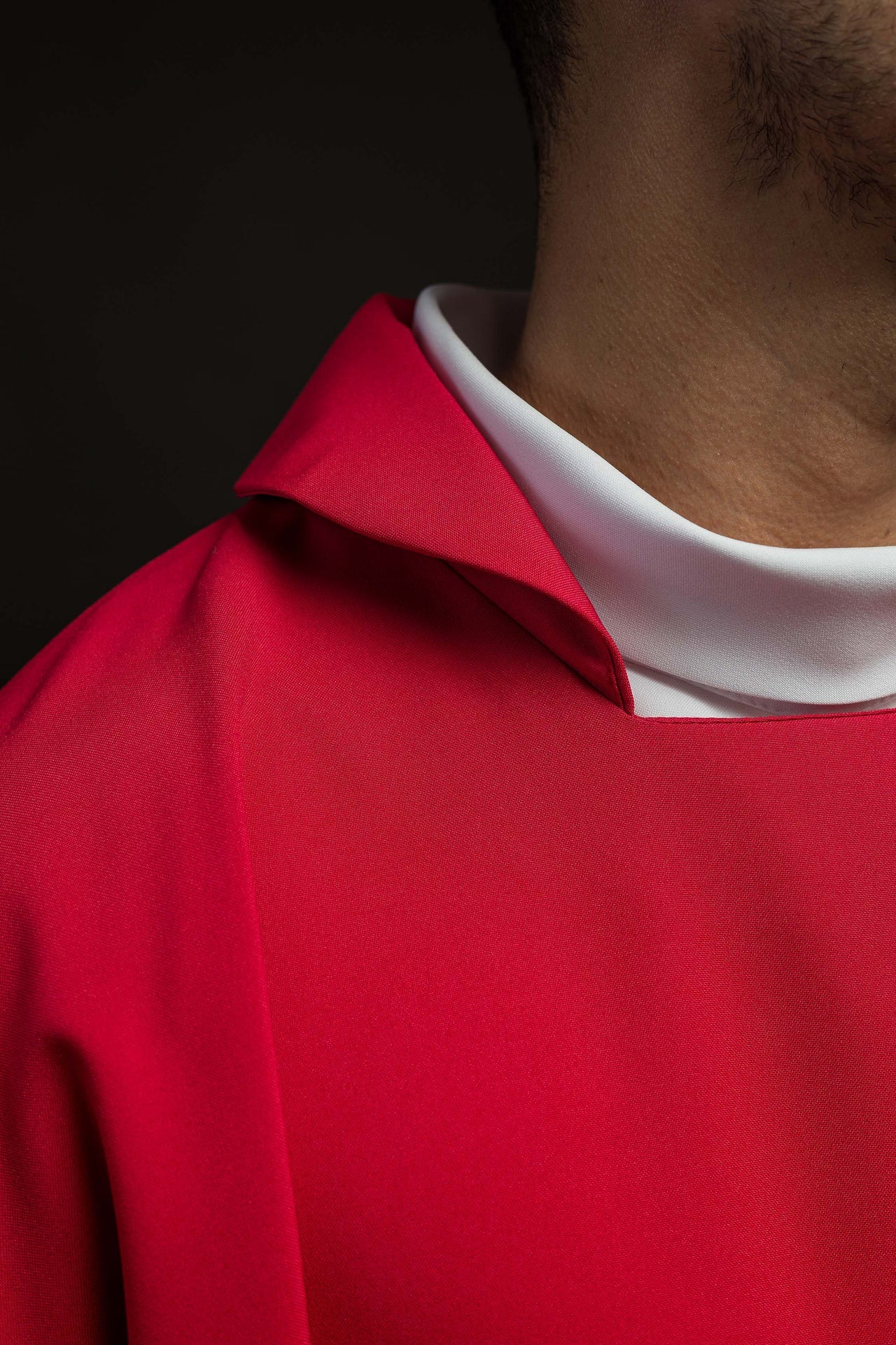 Casulla roja bordada con amplio cuello y motivo IHS