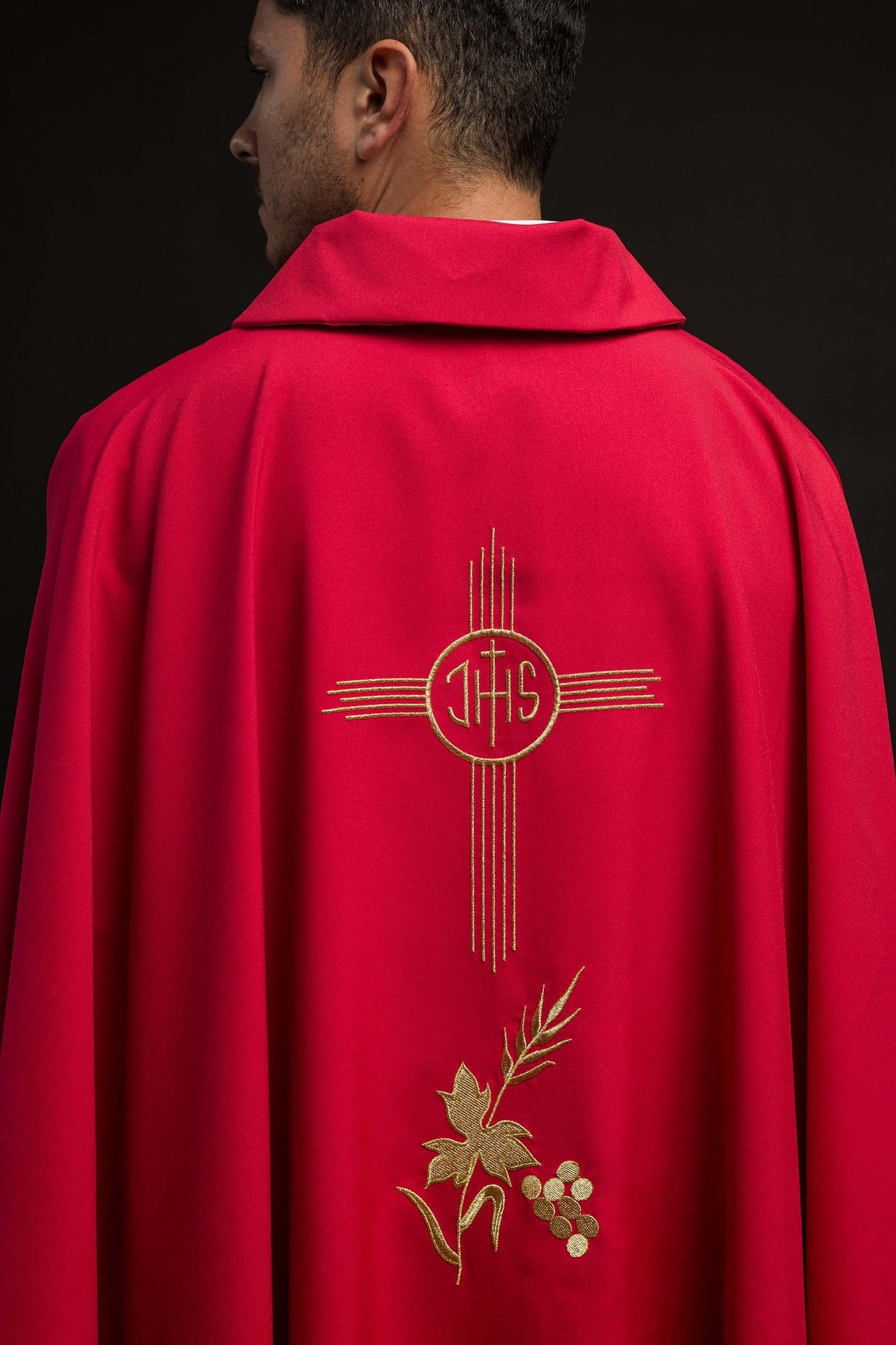 Casulla roja bordada con amplio cuello y motivo IHS