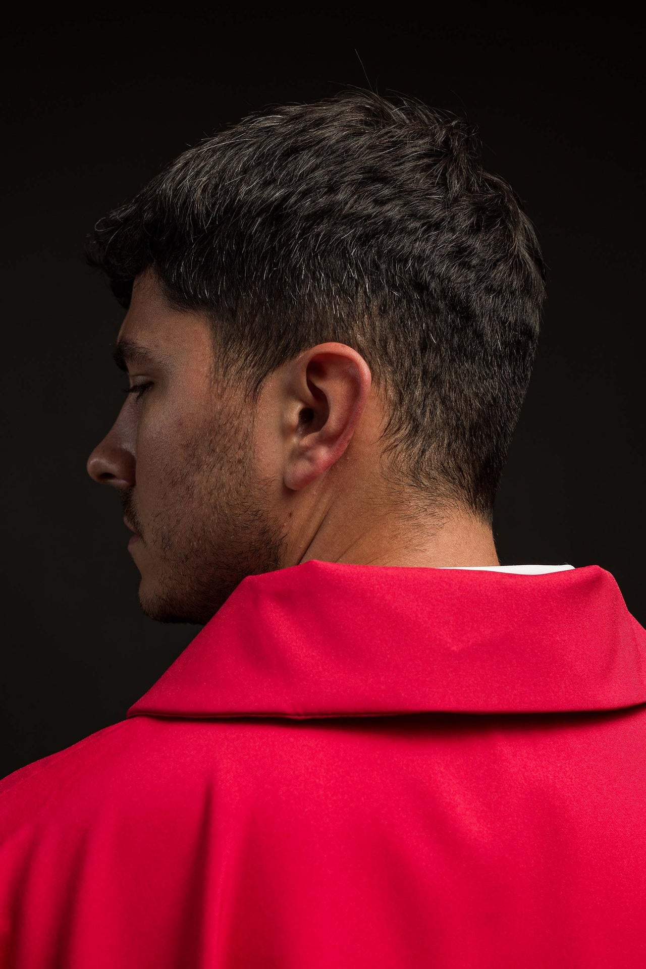 Casulla roja bordada con amplio cuello y motivo IHS