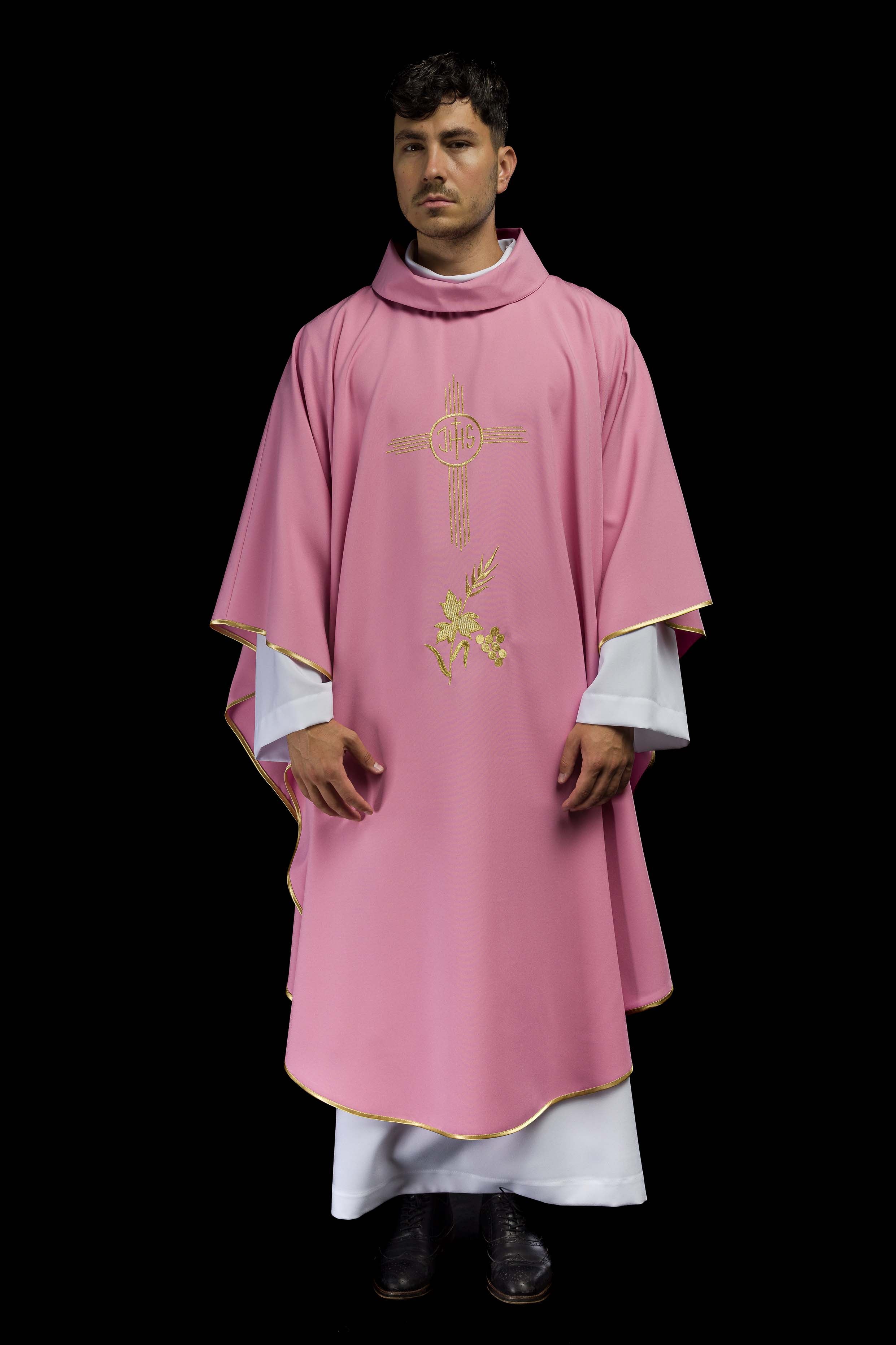 Casulla rosa con bordado IHS