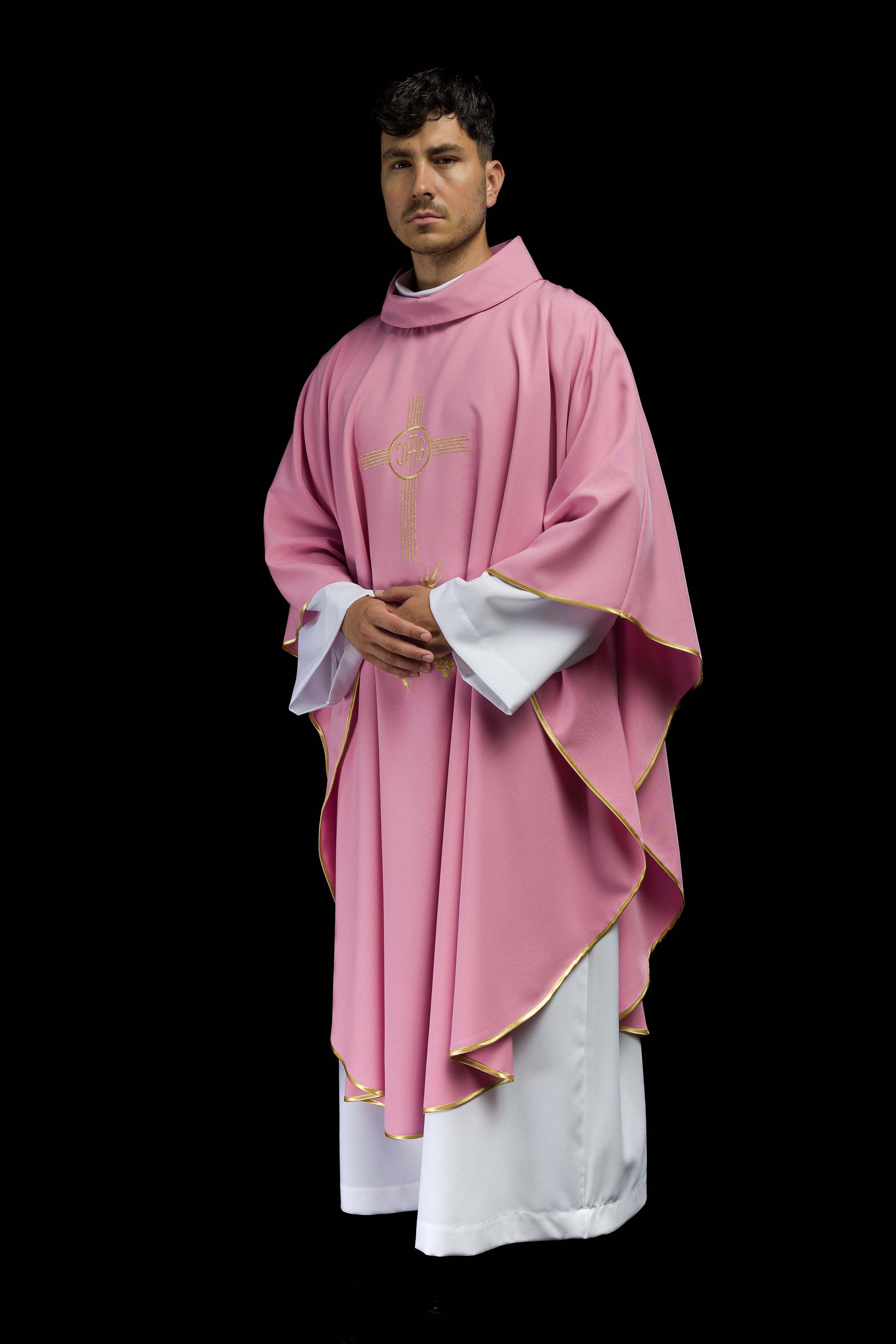 Casulla rosa con bordado IHS