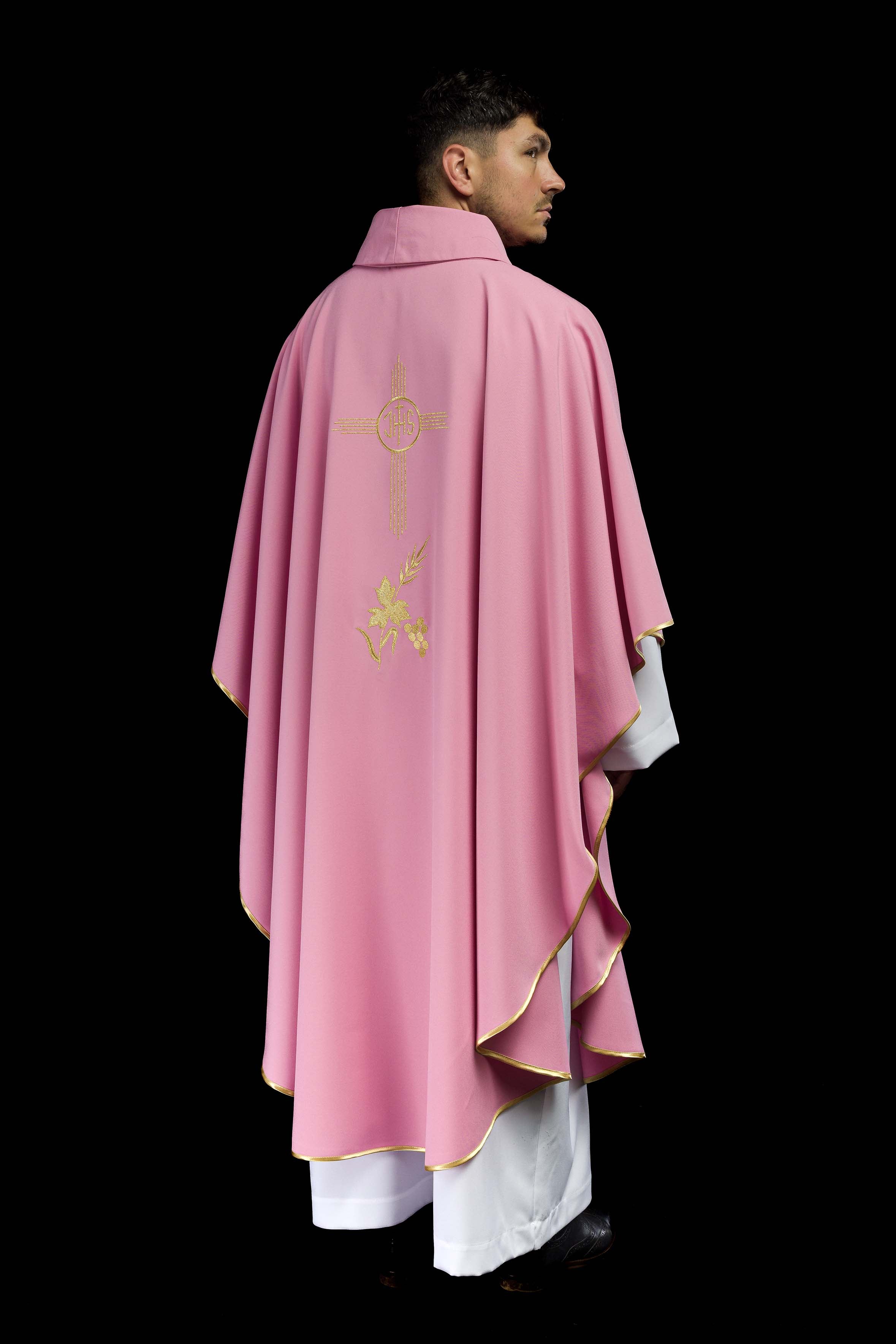 Casulla rosa con bordado IHS