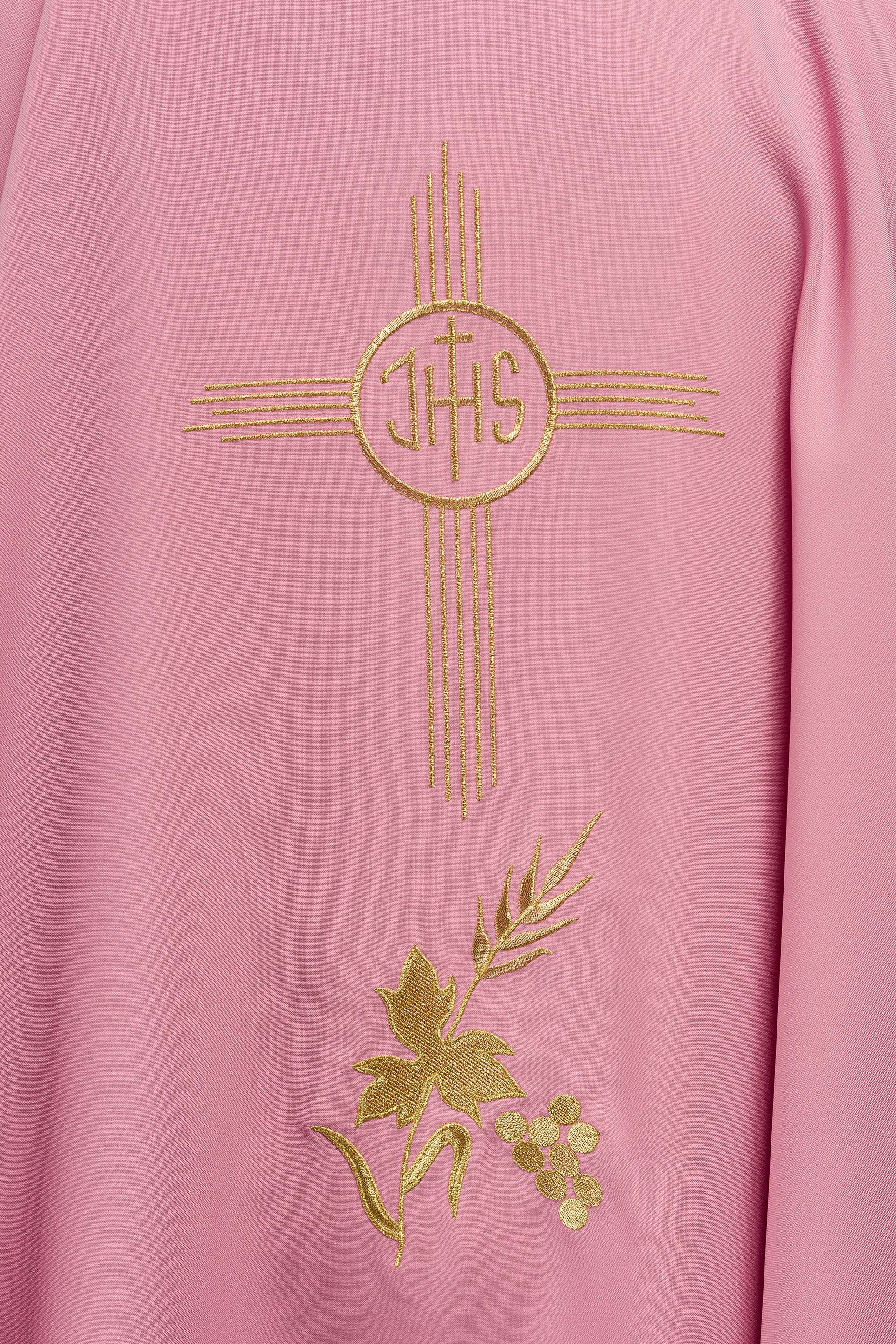 Casulla rosa con bordado IHS