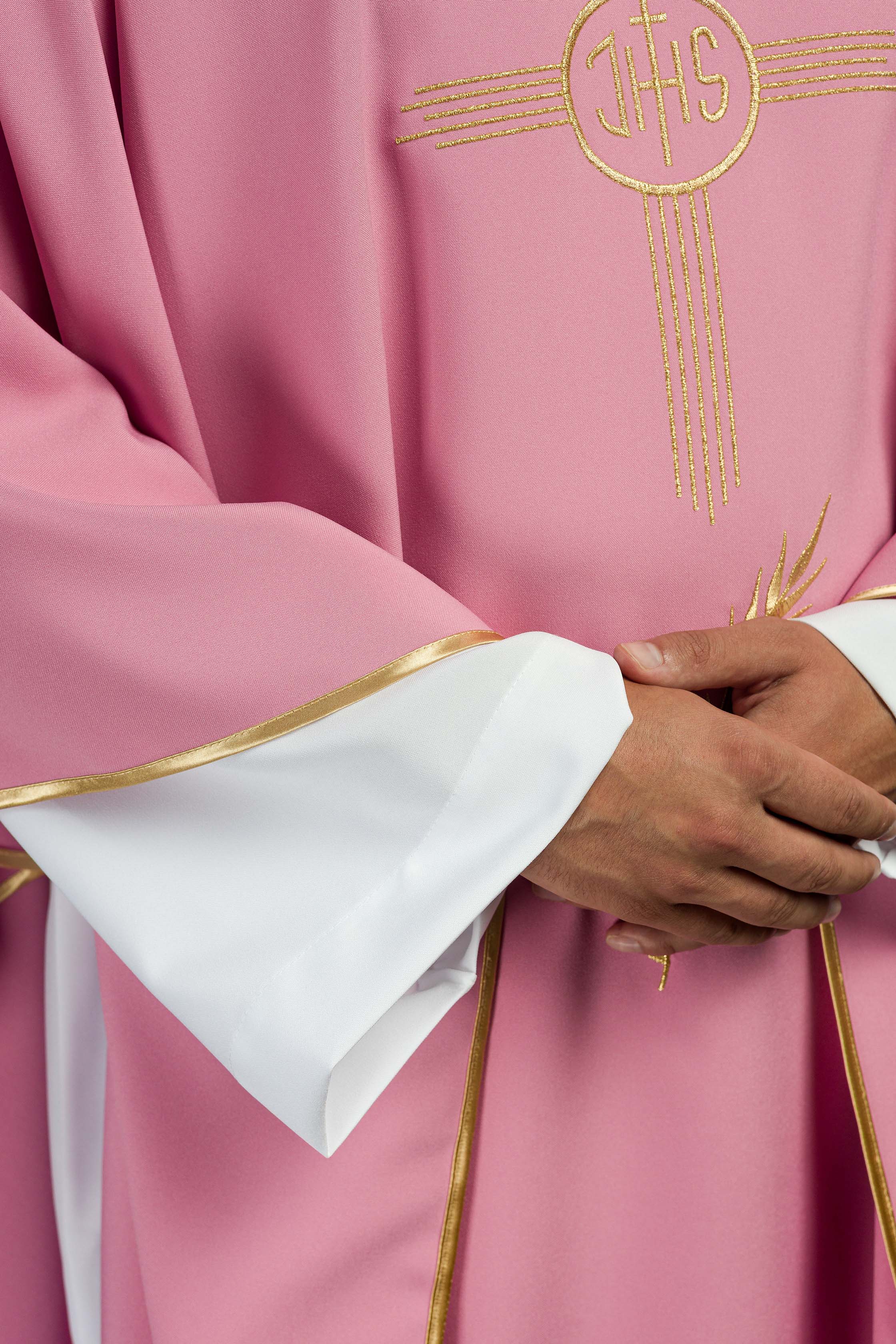 Casulla rosa con bordado IHS