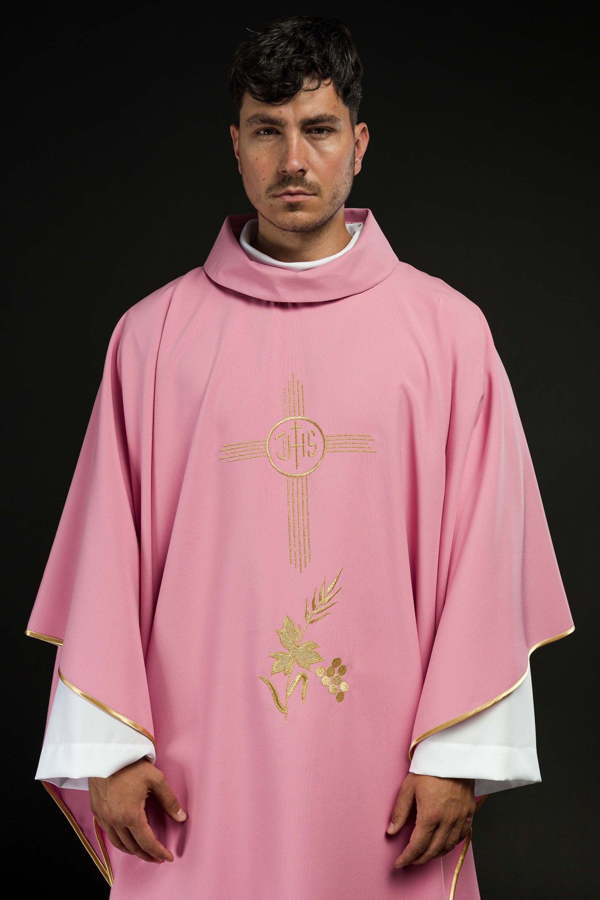 Casulla rosa con bordado IHS