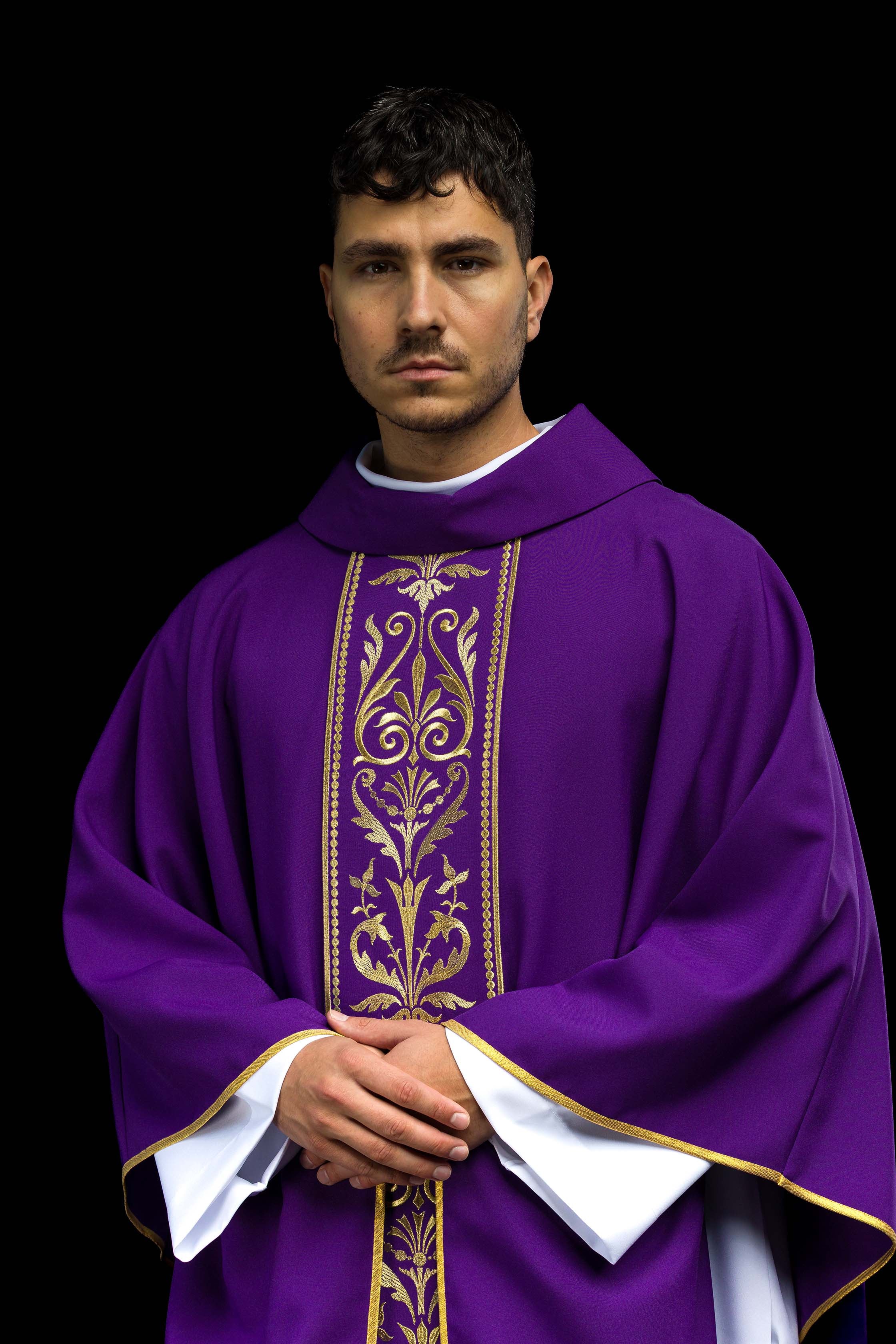 Casulla morada con motivo bordado dorado