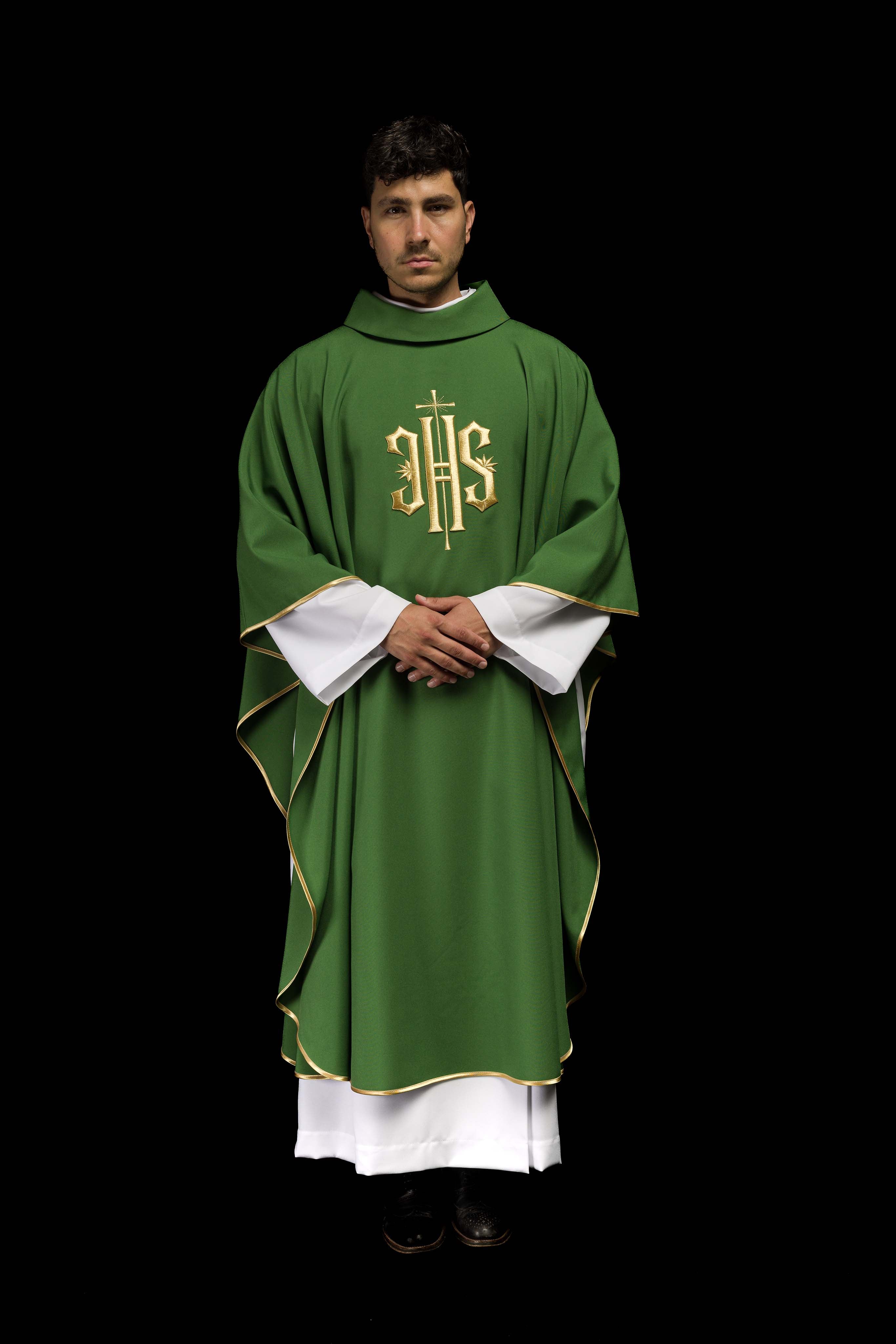 Casulla verde con bordado dorado IHS