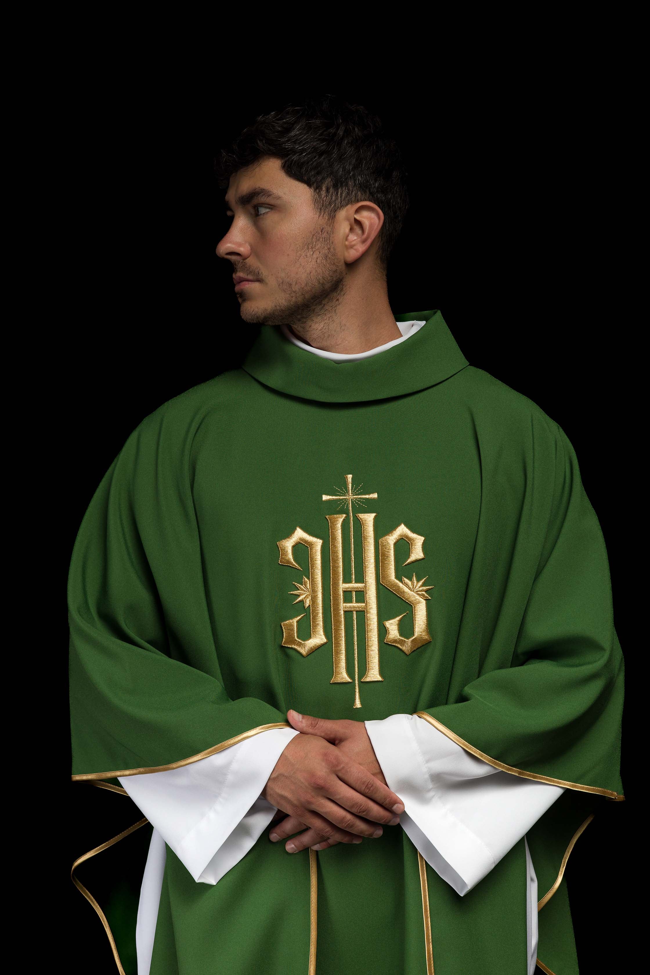 Casulla verde con bordado dorado IHS