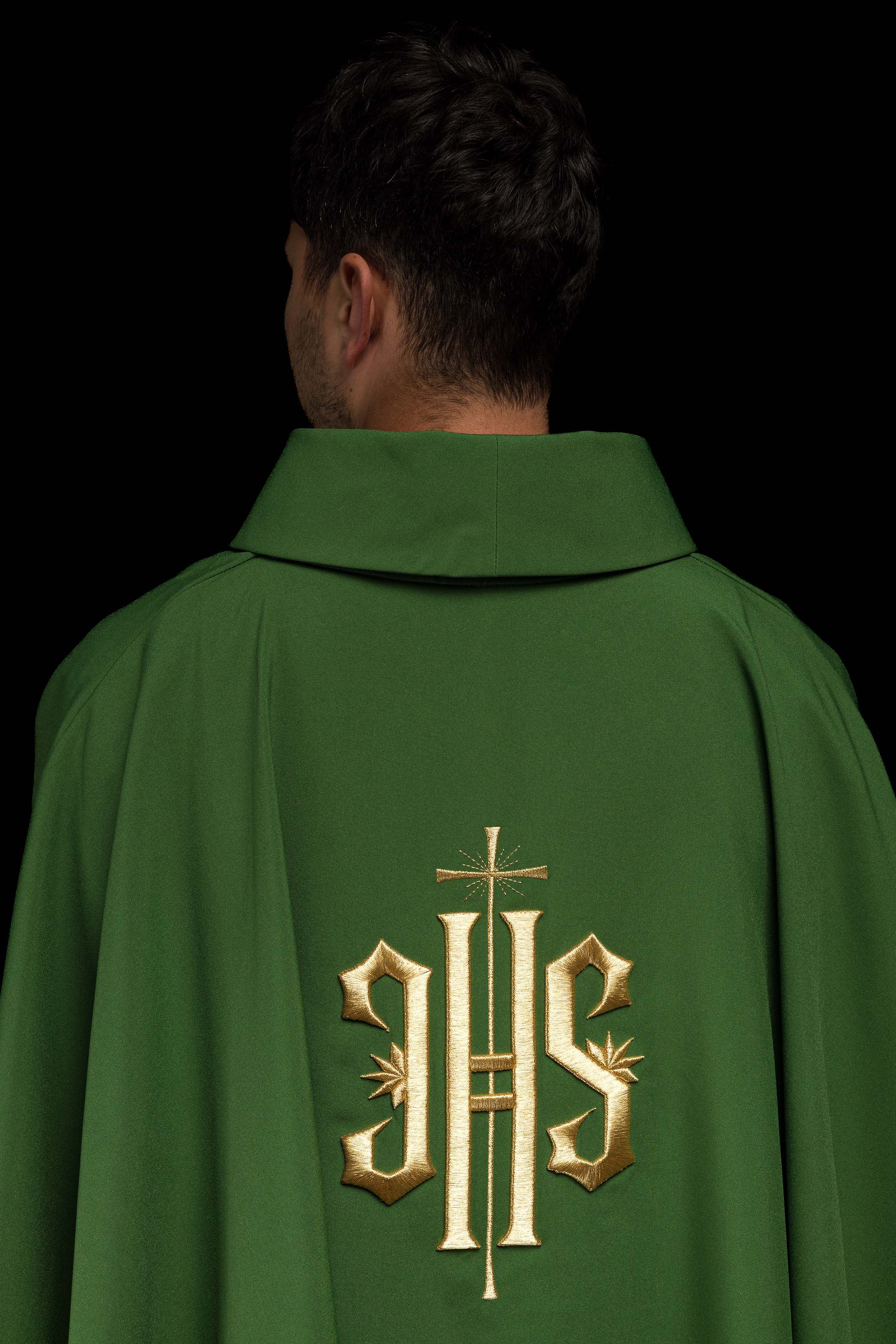 Casulla verde con bordado dorado IHS