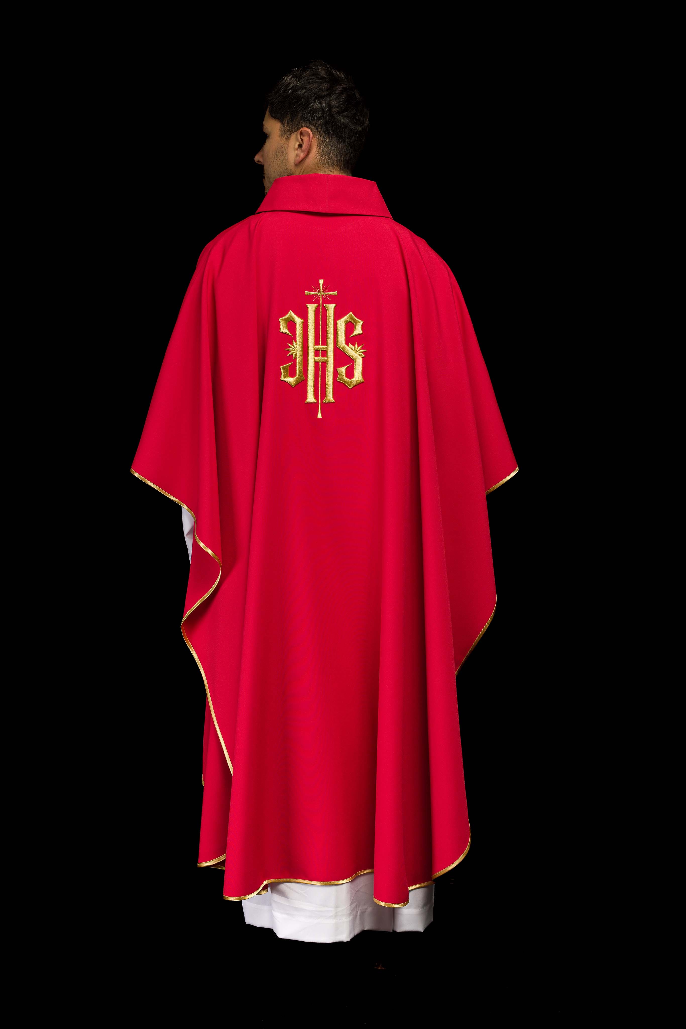 Casulla roja con bordado dorado IHS