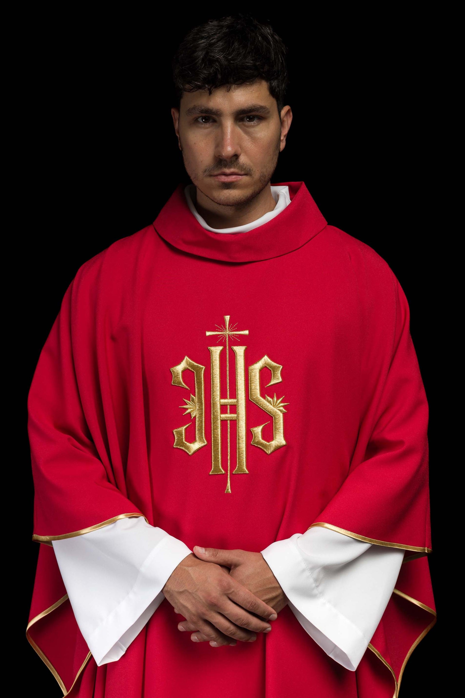 Casulla roja con bordado dorado IHS