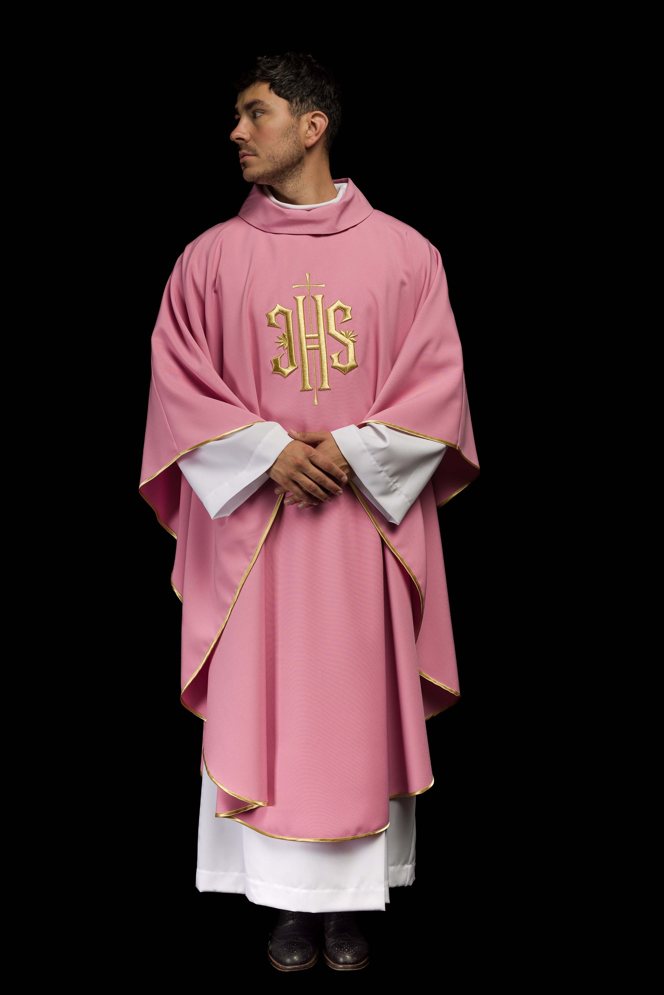 Casulla rosa con bordado dorado IHS