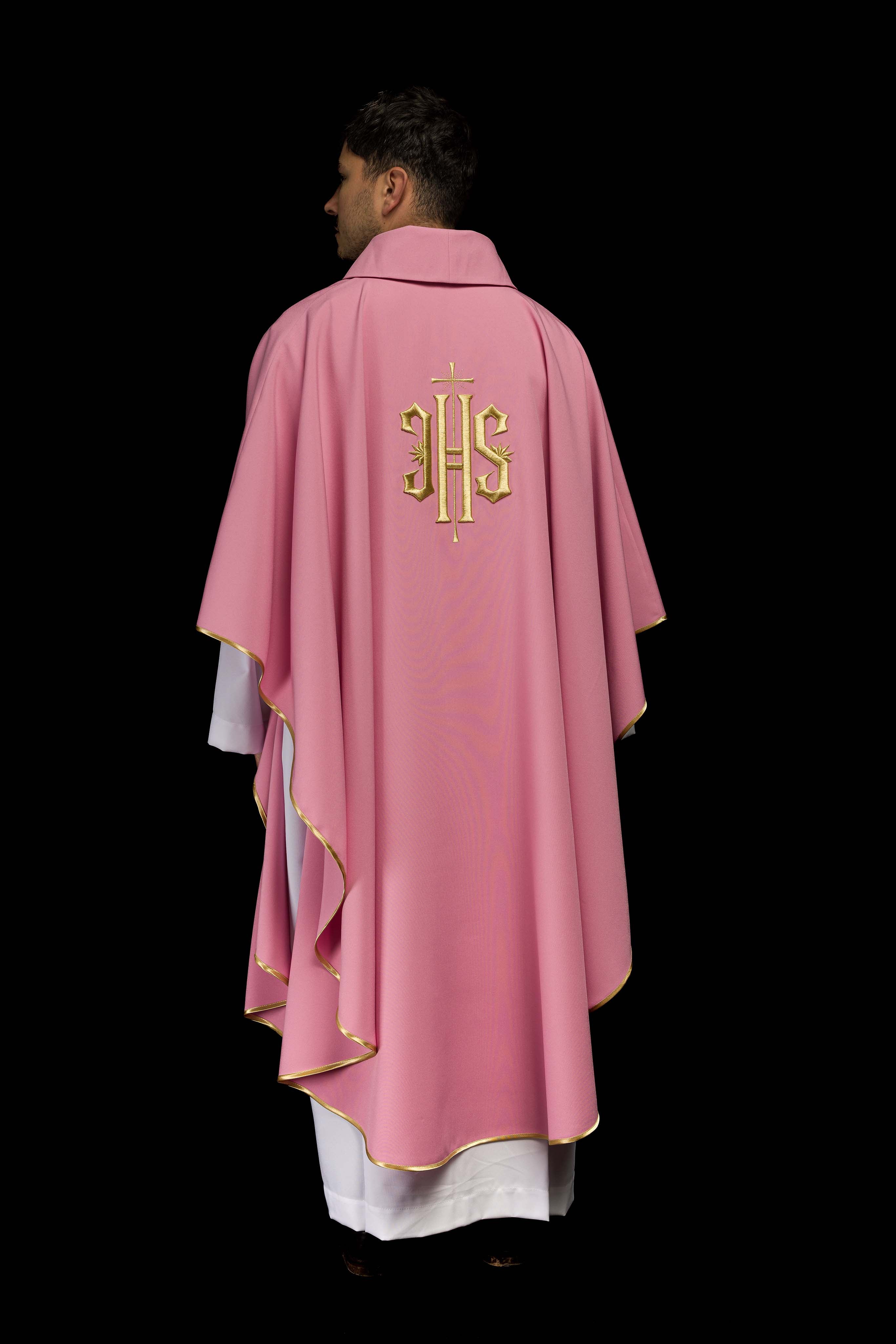 Casulla rosa con bordado dorado IHS