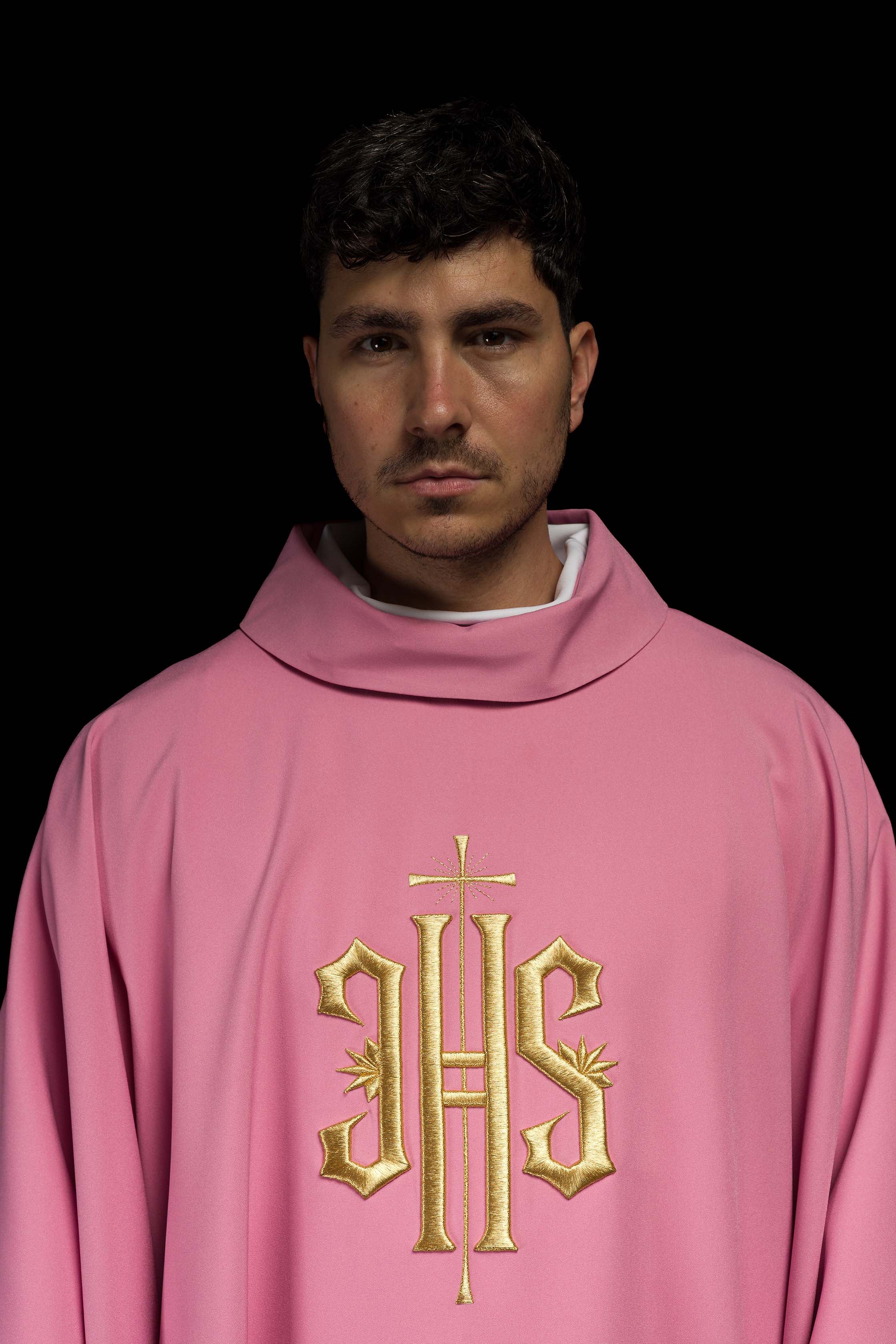 Casulla rosa con bordado dorado IHS