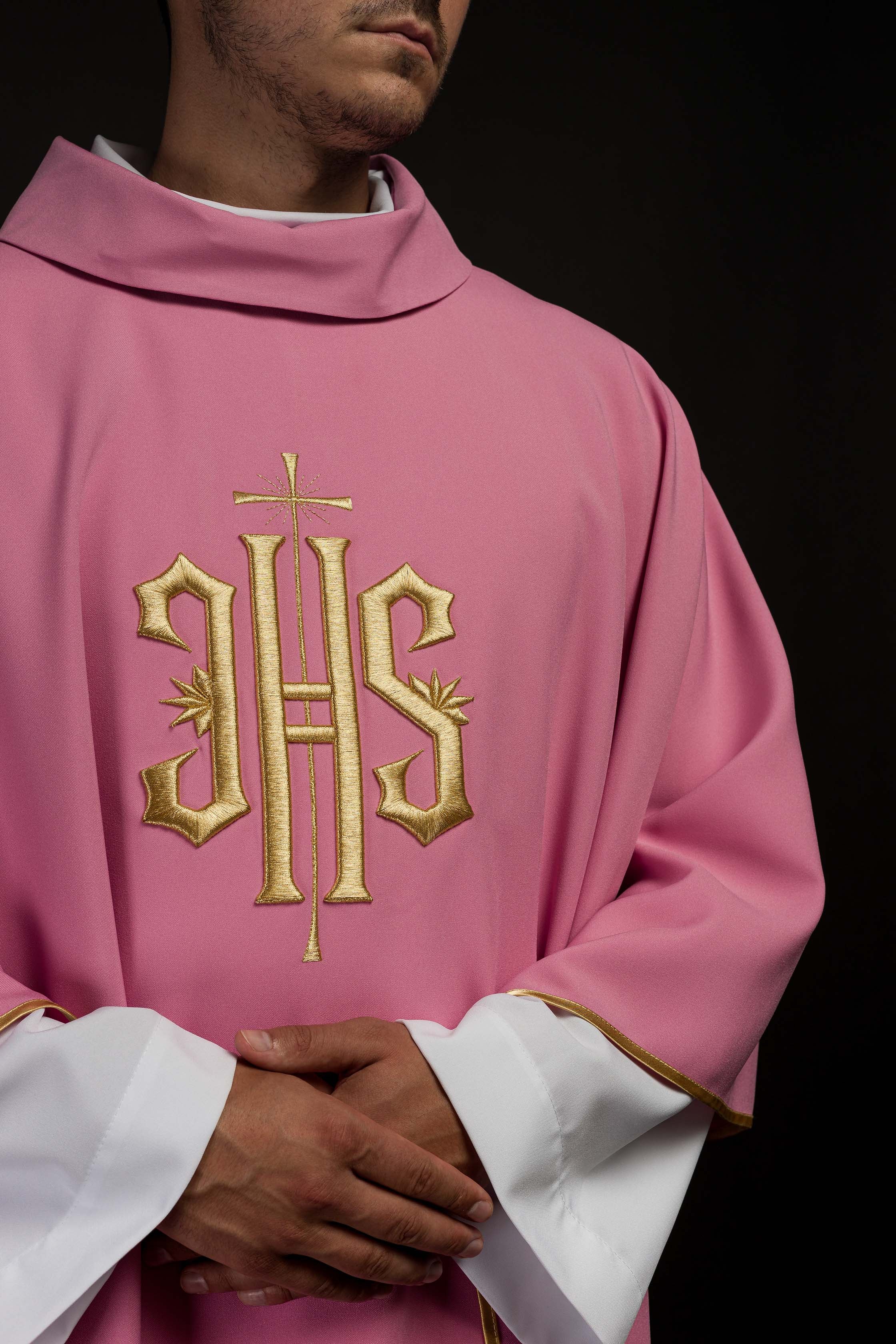 Casulla rosa con bordado dorado IHS