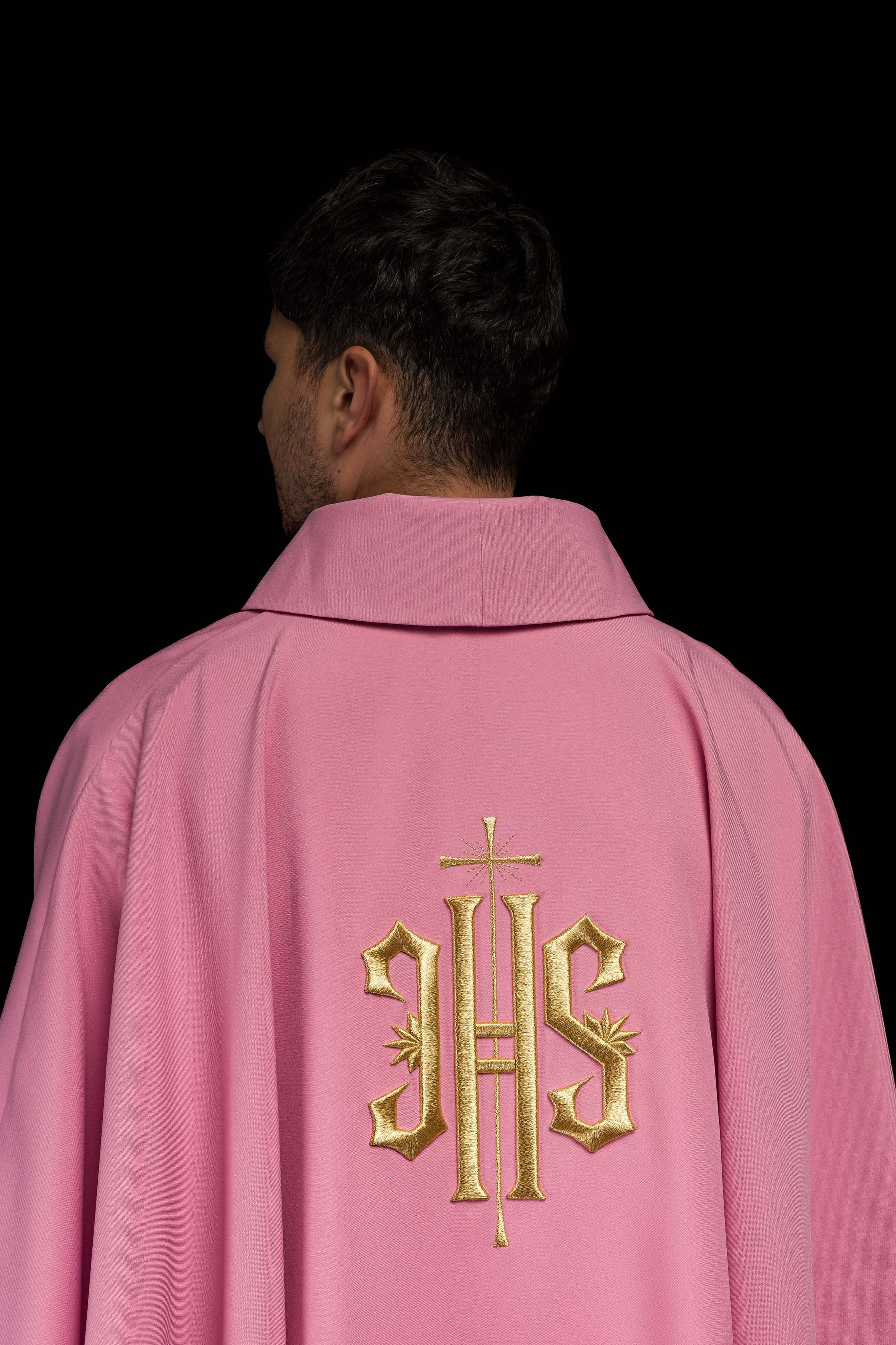 Casulla rosa con bordado dorado IHS
