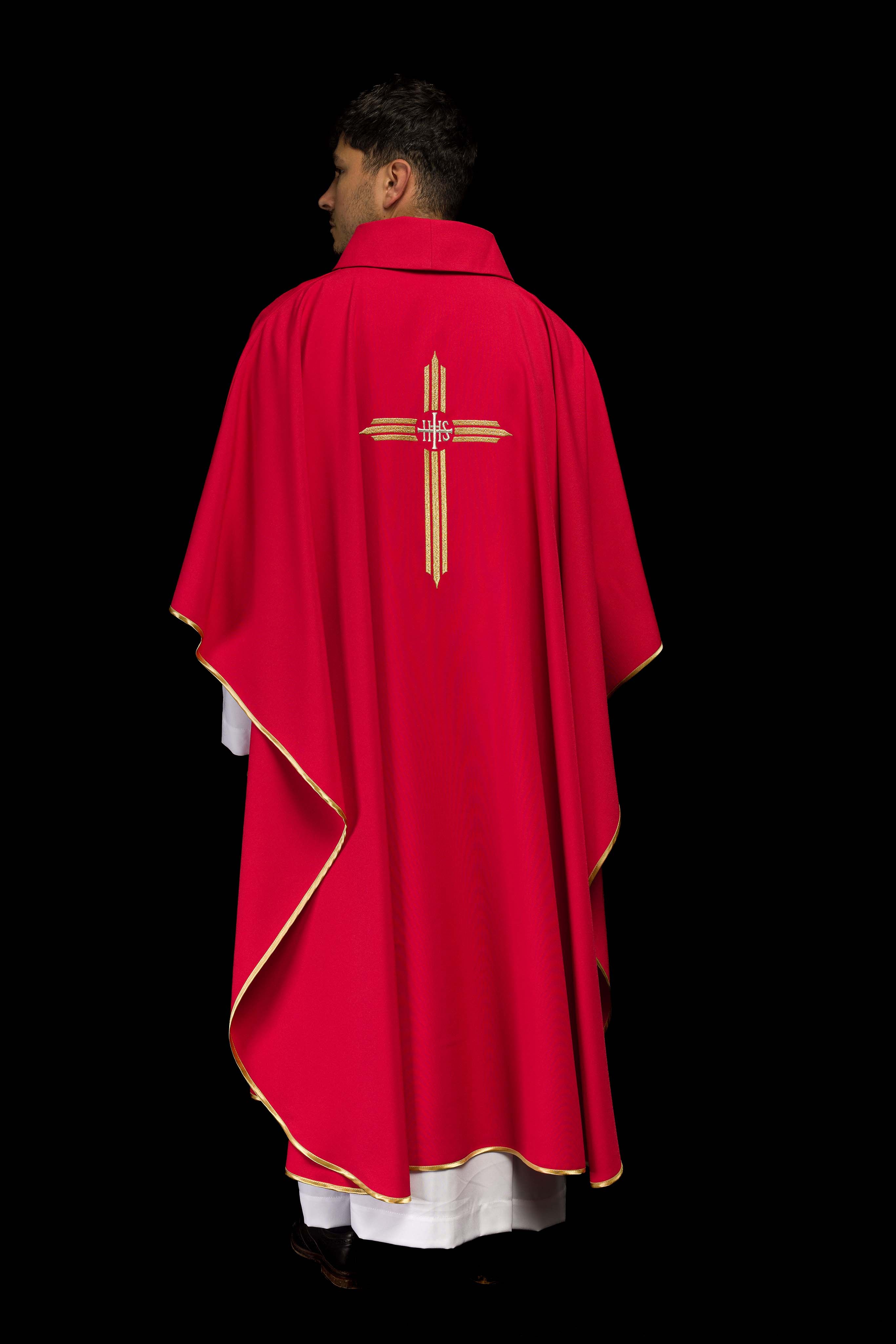 Casulla roja con bordado Cruz IHS