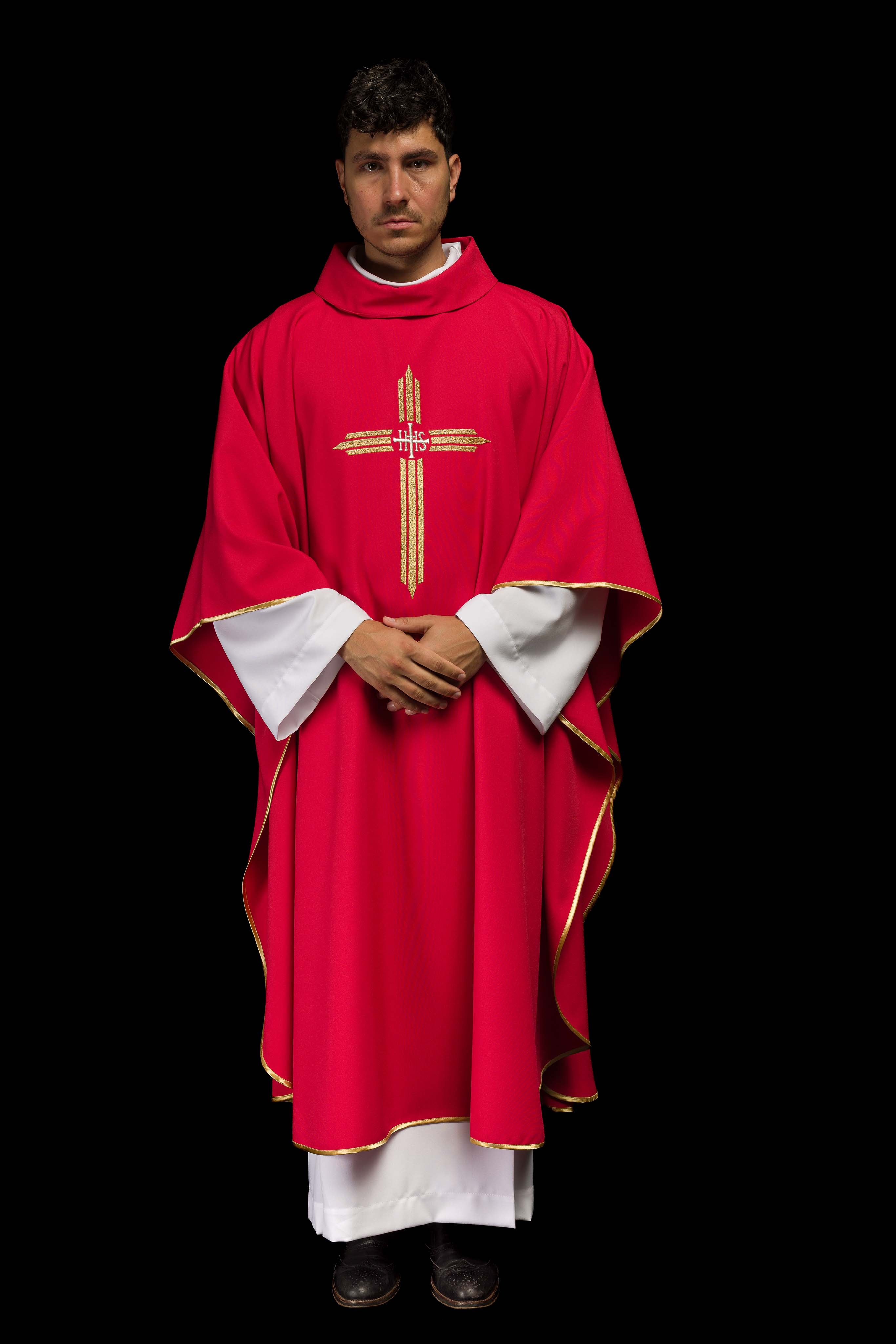 Casulla roja con bordado Cruz IHS