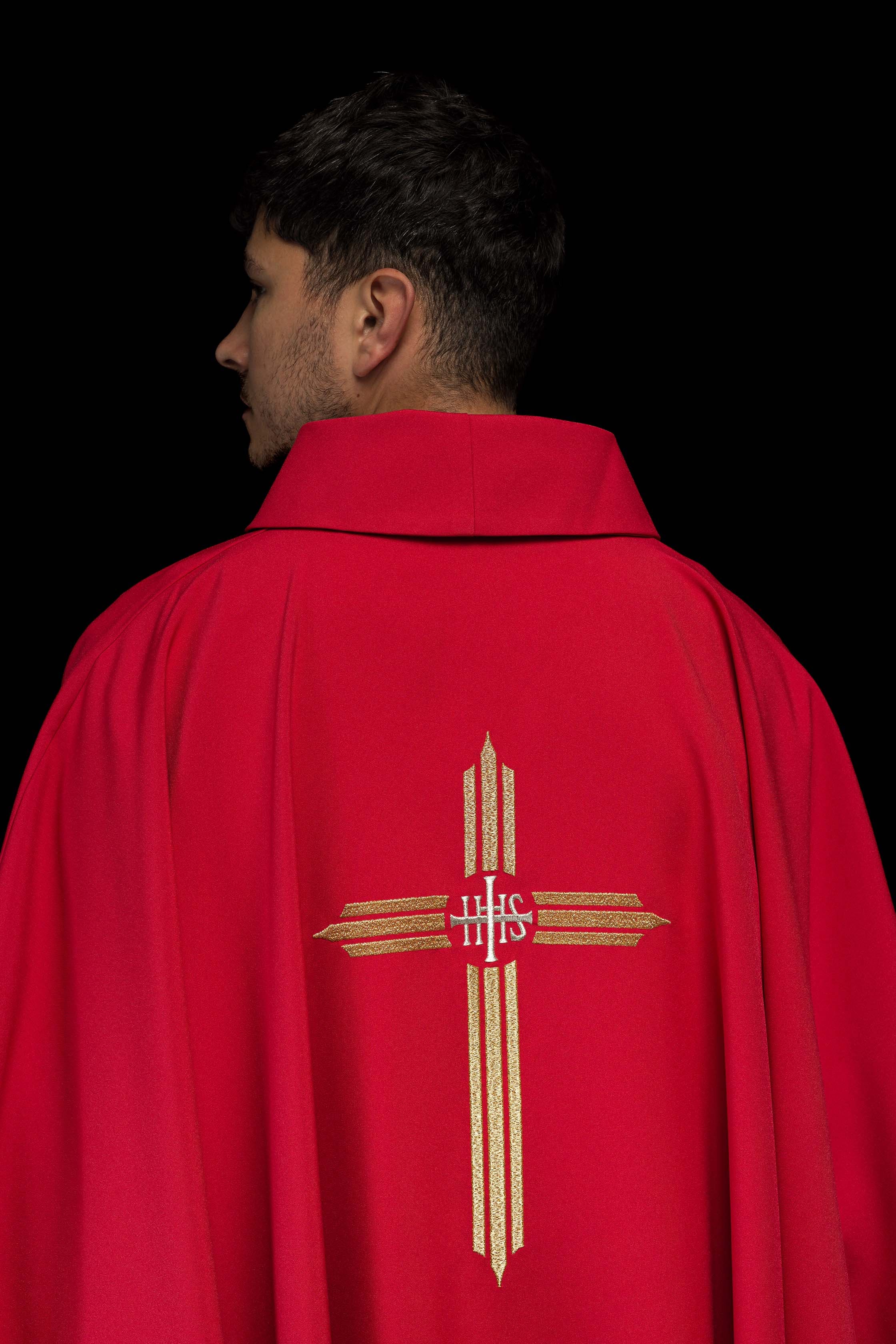 Casulla roja con bordado Cruz IHS