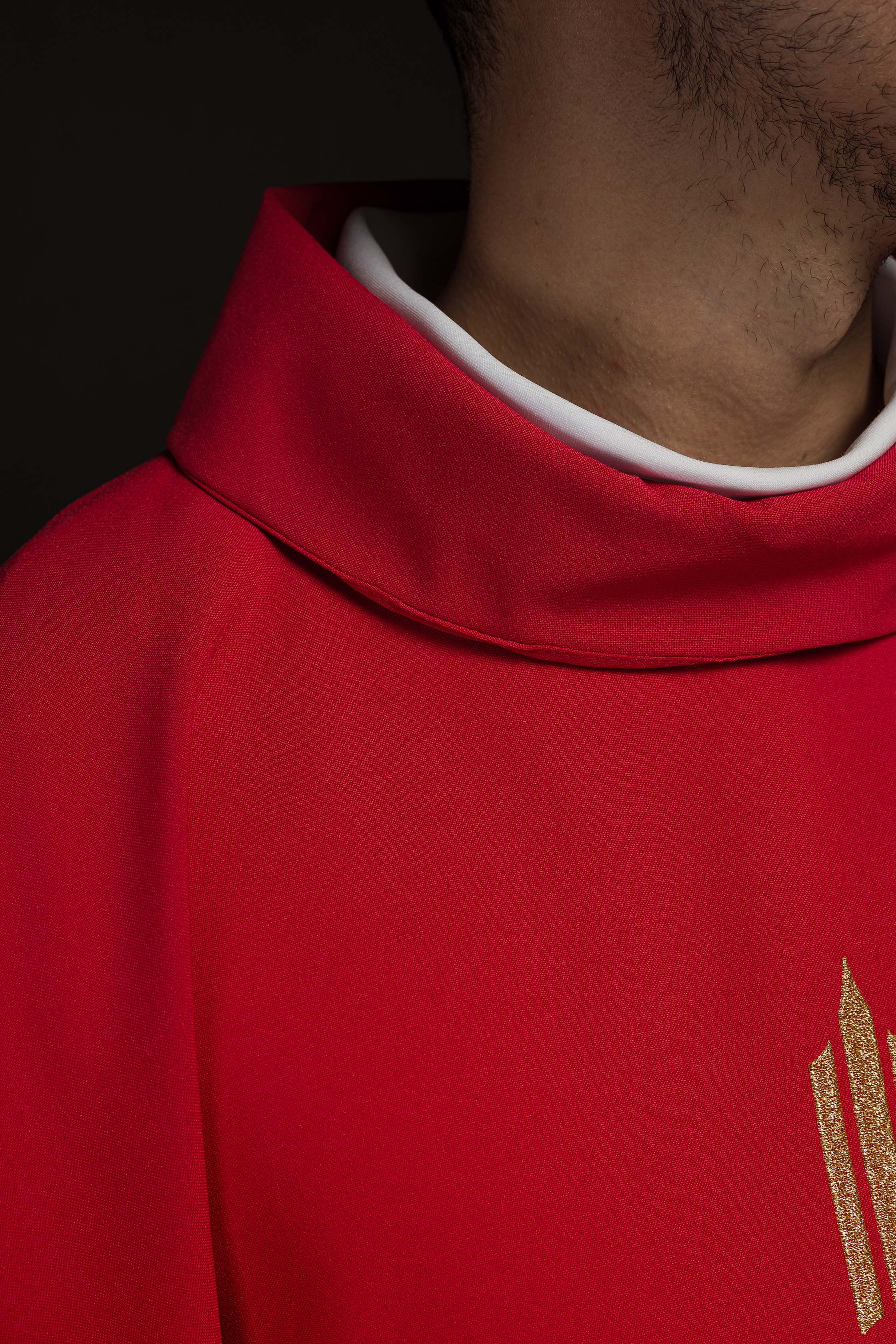 Casulla roja con bordado Cruz IHS