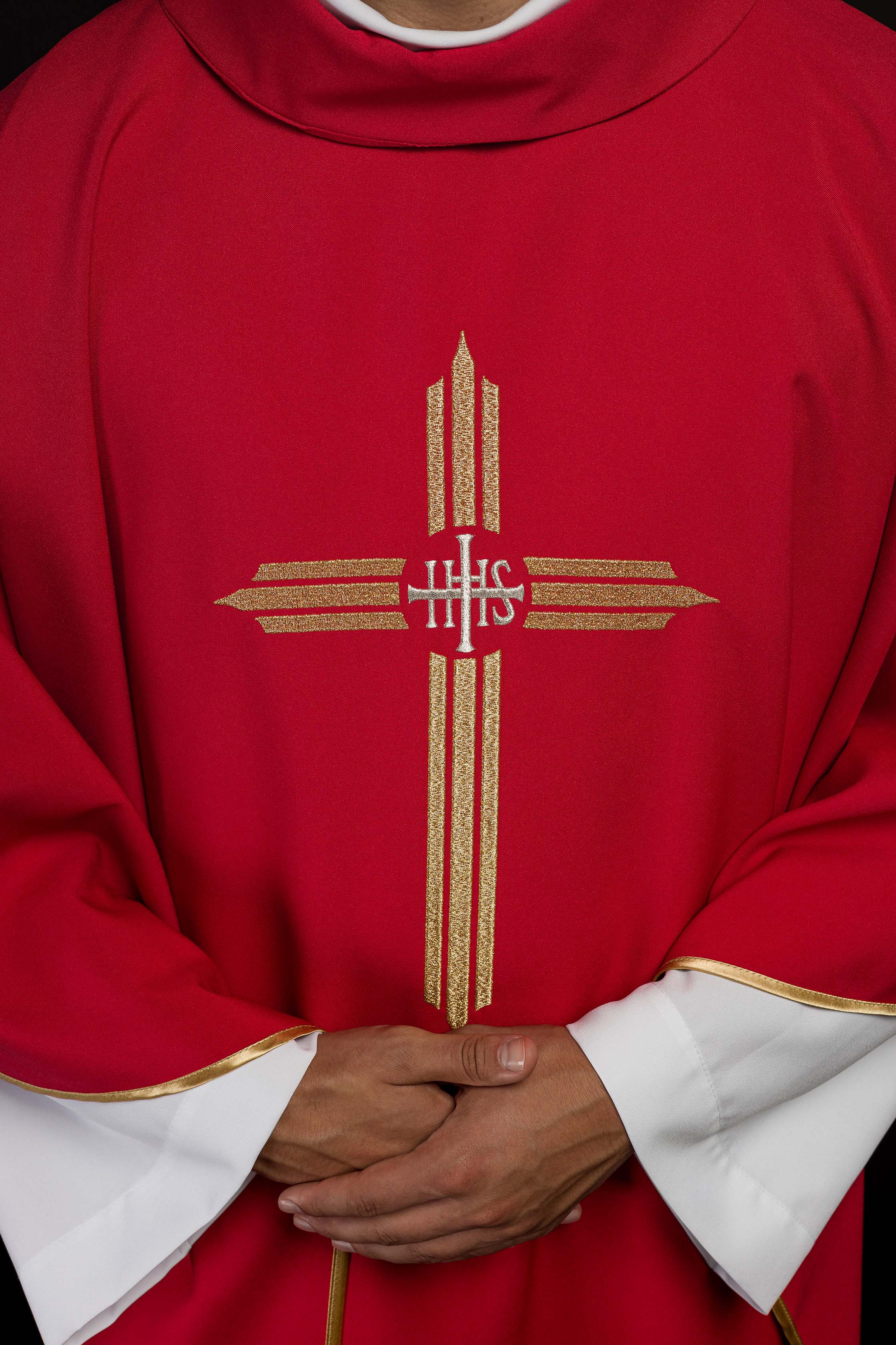 Casulla roja con bordado Cruz IHS