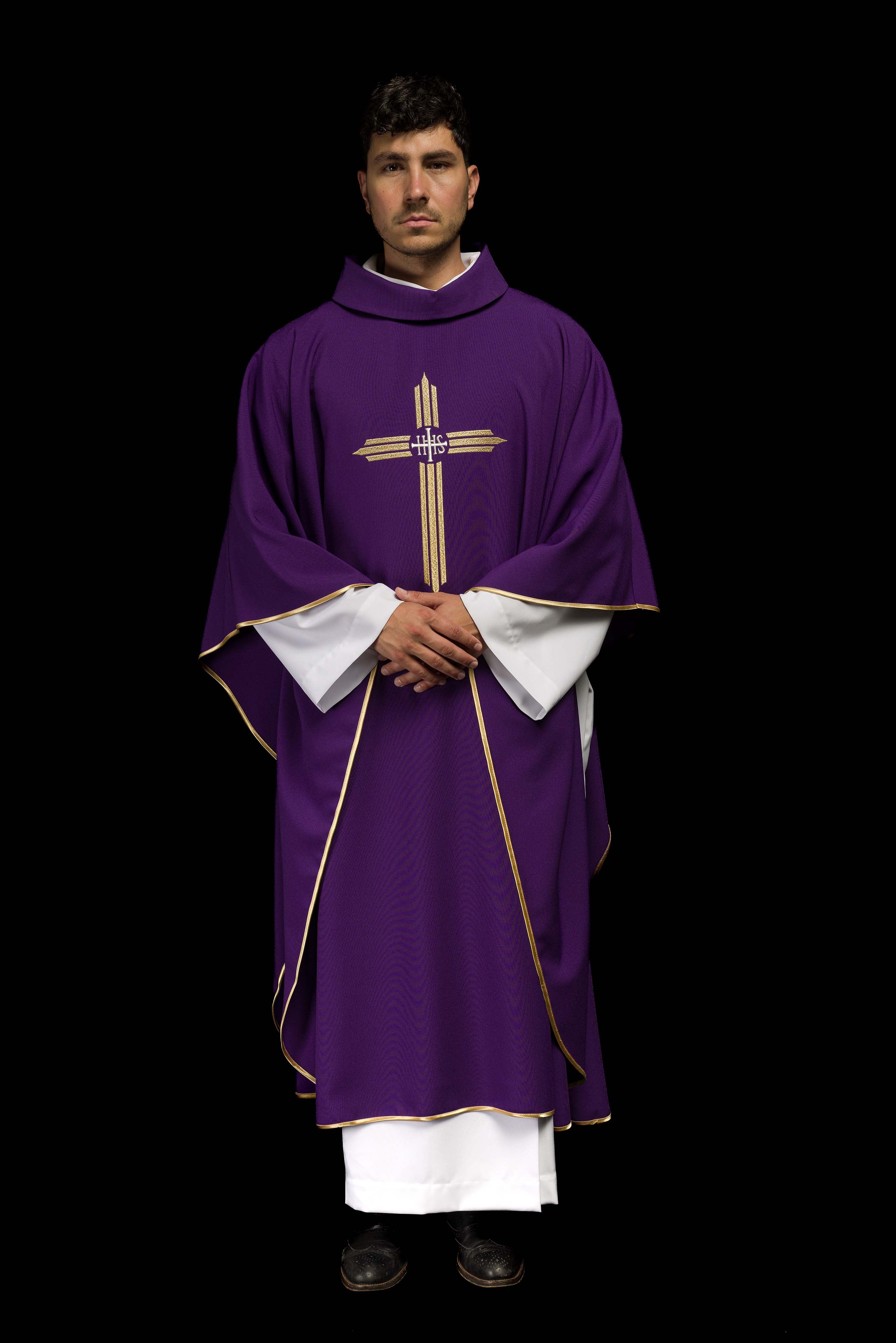 Casulla morada con bordado Cruz IHS