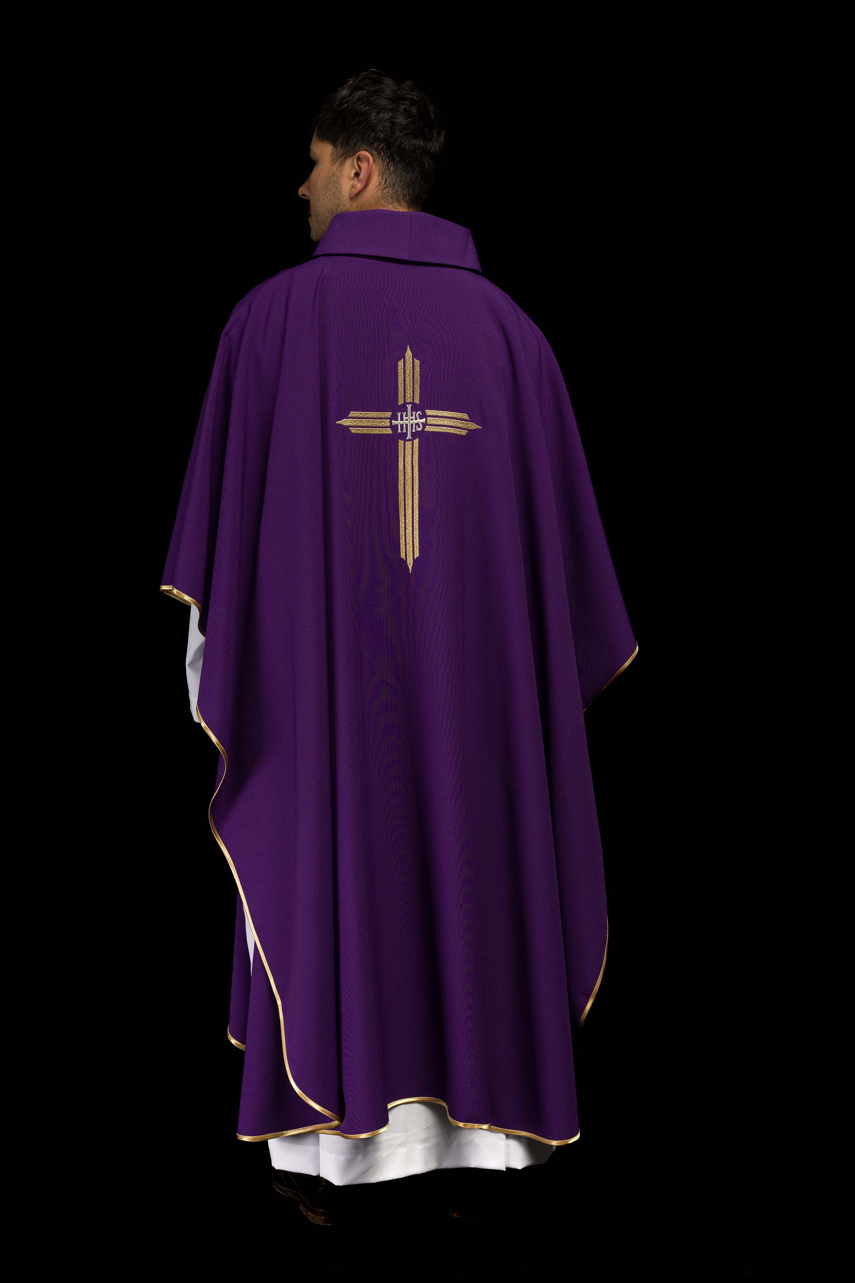 Casulla morada con bordado Cruz IHS
