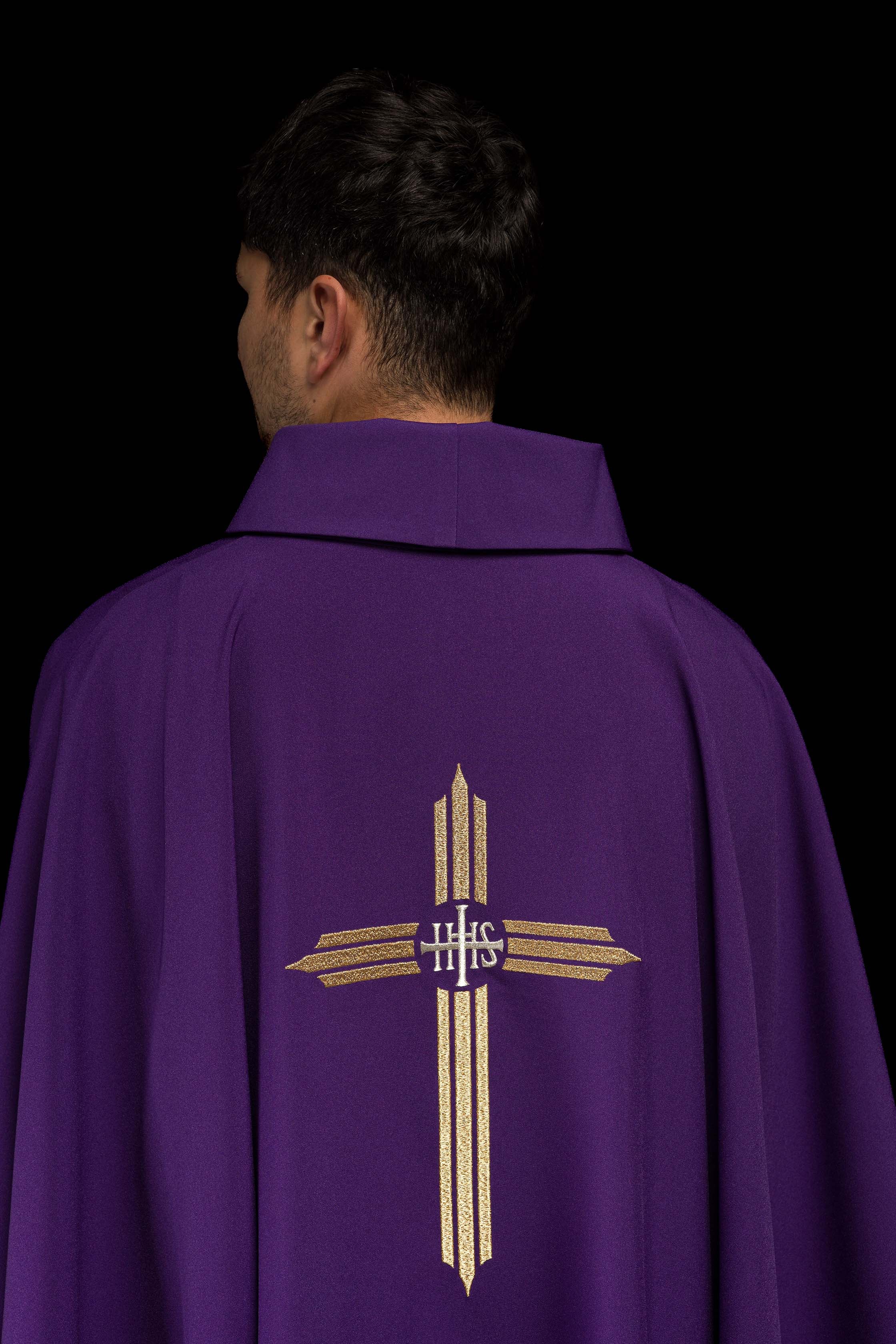 Casulla morada con bordado Cruz IHS