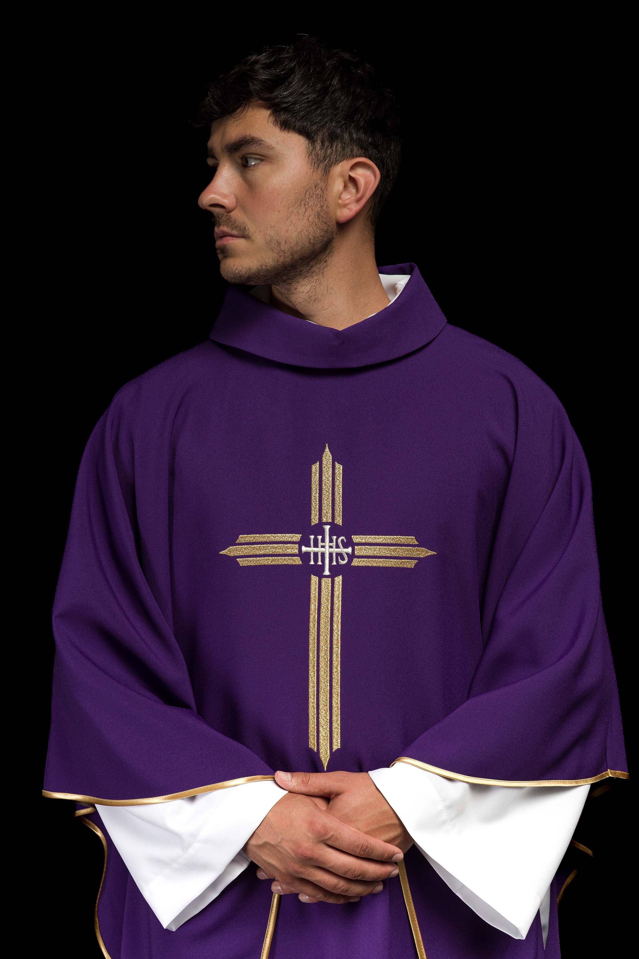 Casulla morada con bordado Cruz IHS