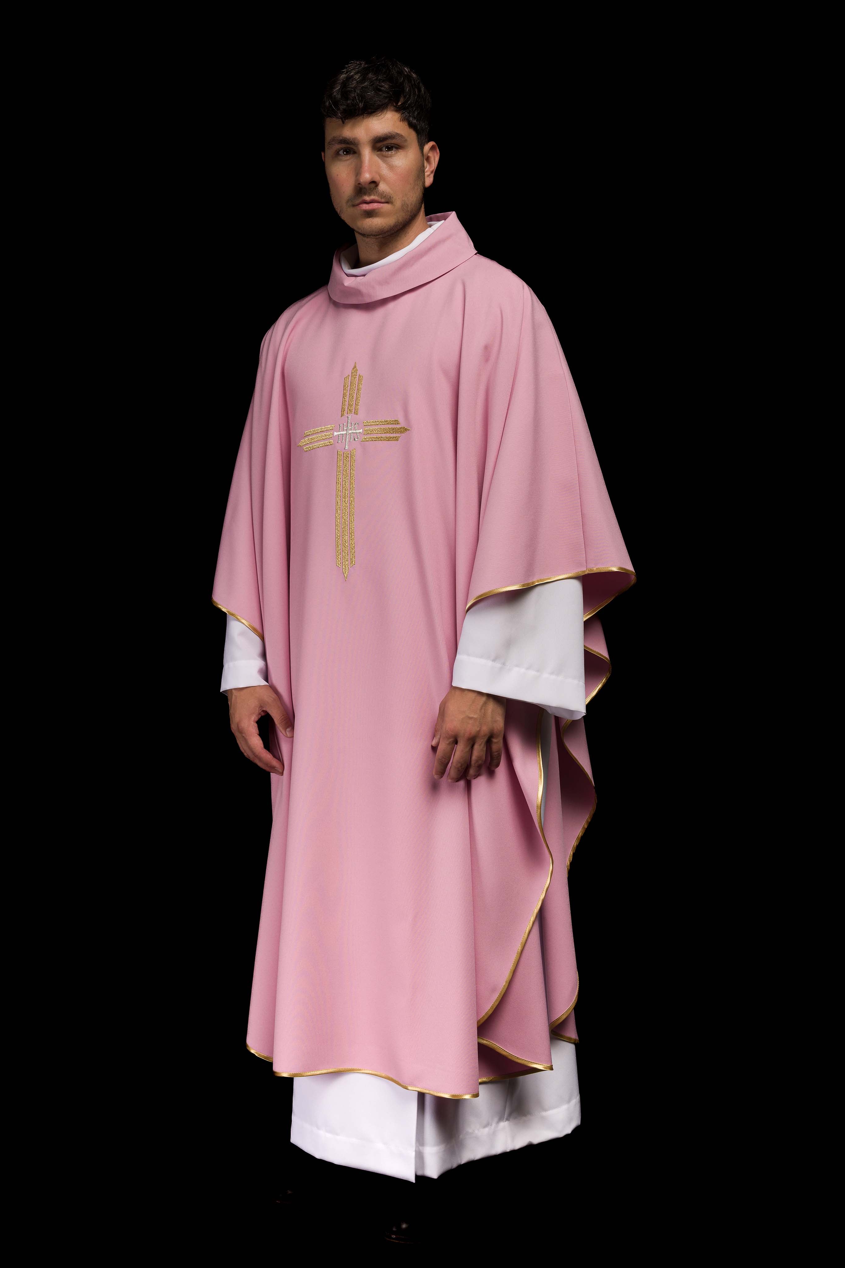 Casulla rosa con bordado Cruz IHS