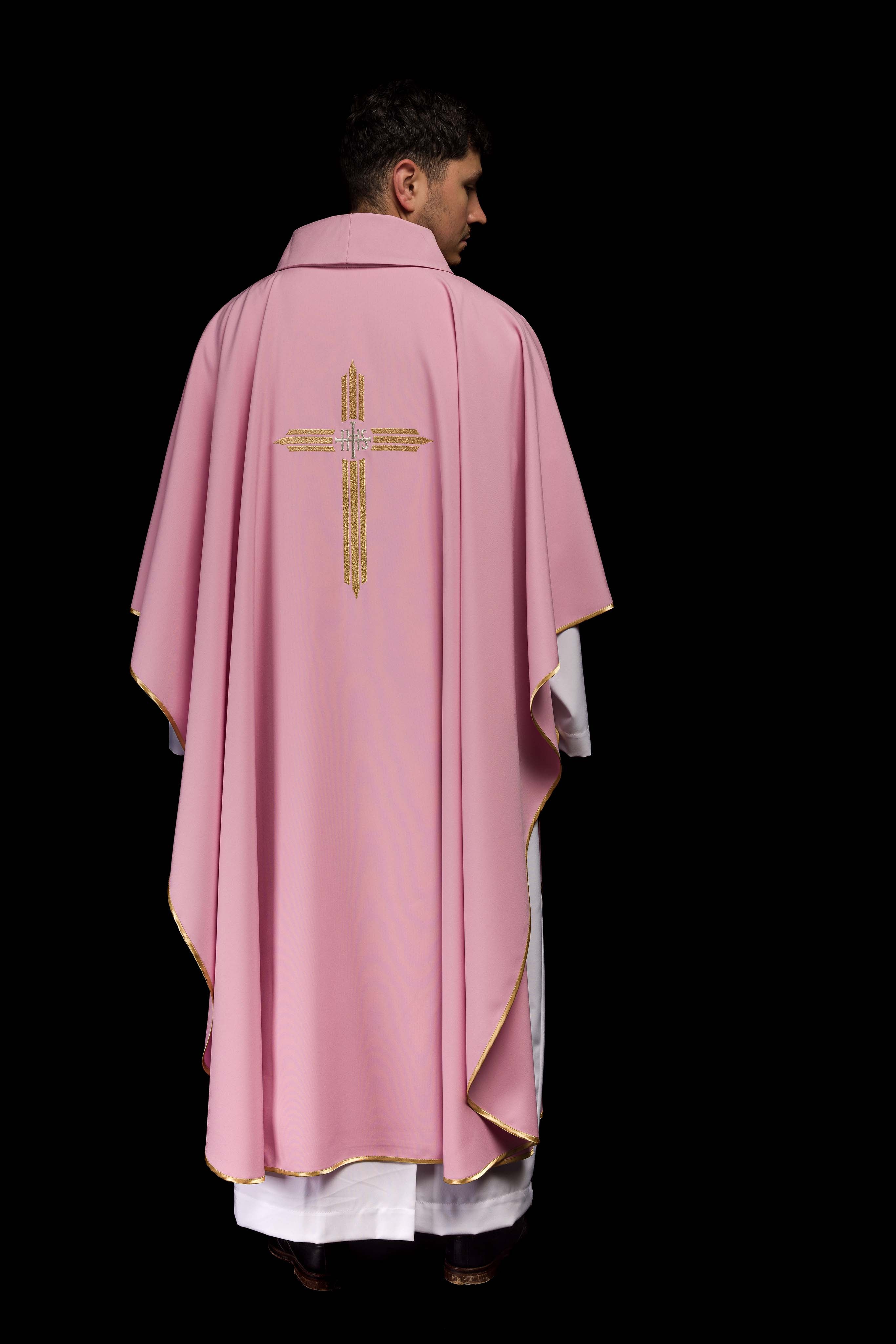 Casulla rosa con bordado Cruz IHS